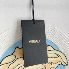 瓦萨Versace26春夏新品专柜首发最新款短袖圆领T恤 高端订制 设计前卫时尚!品牌logo重工艺设计 瓦萨Versace26春夏新品专柜首发最新款短袖圆领T恤 高端订制 设计前卫时尚!品牌logo重工艺设计
