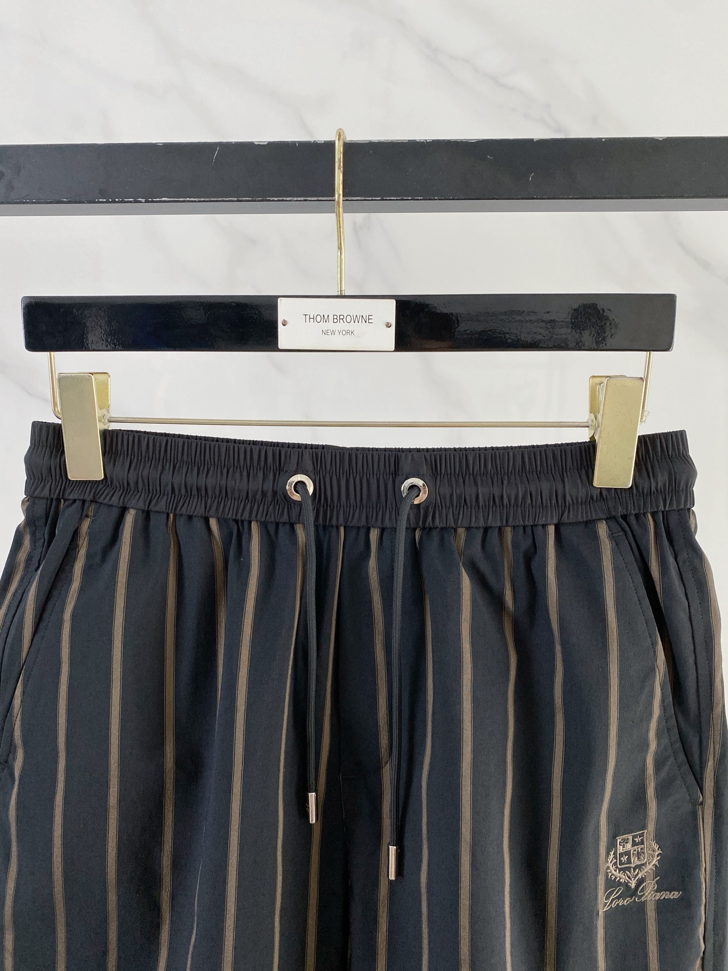 Alternative view of Shorts 09533