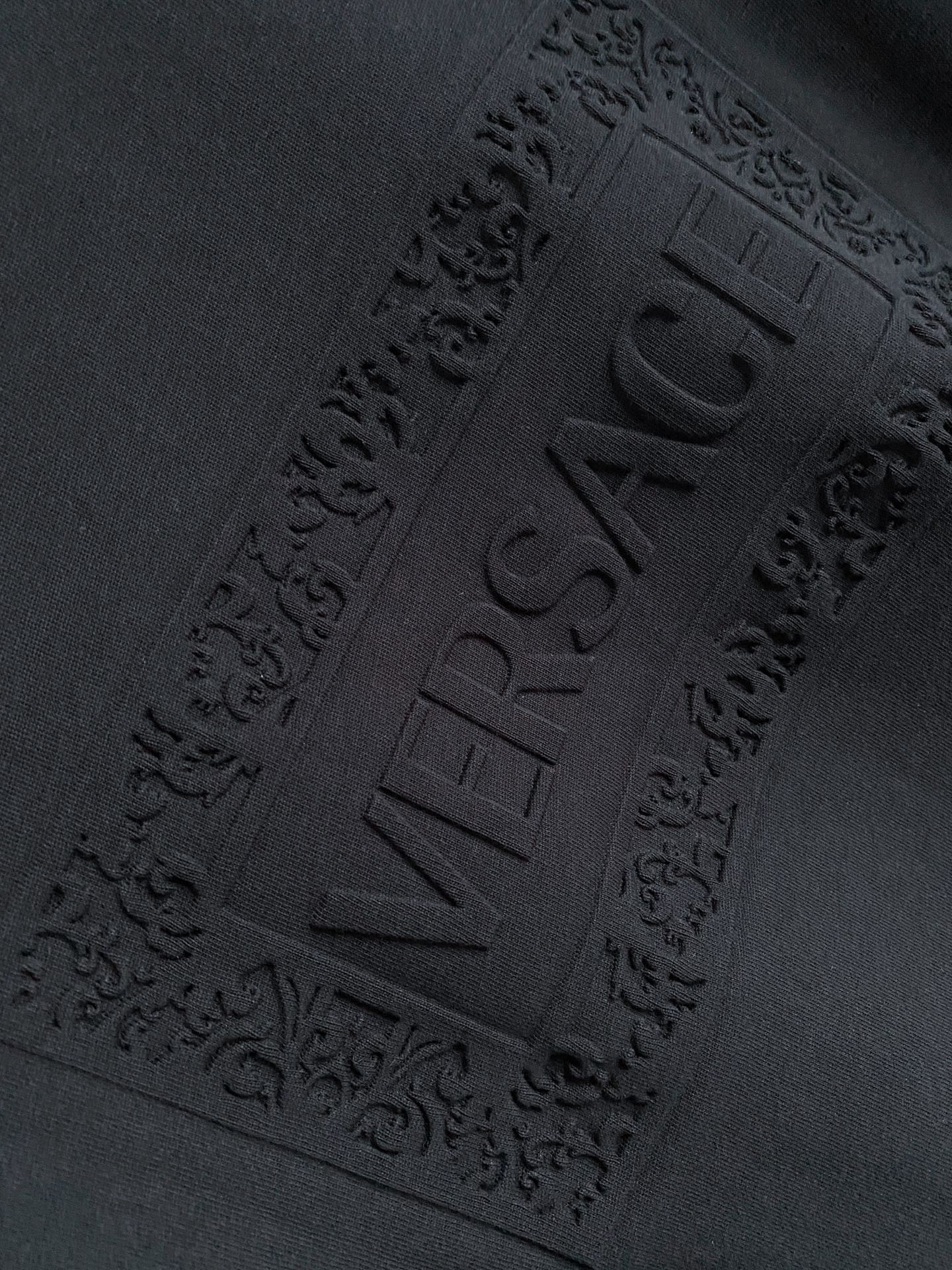 瓦萨Versace26春夏新品专柜首发最新款短袖圆领T恤 高端订制 设计前卫时尚！品牌logo重工艺设计