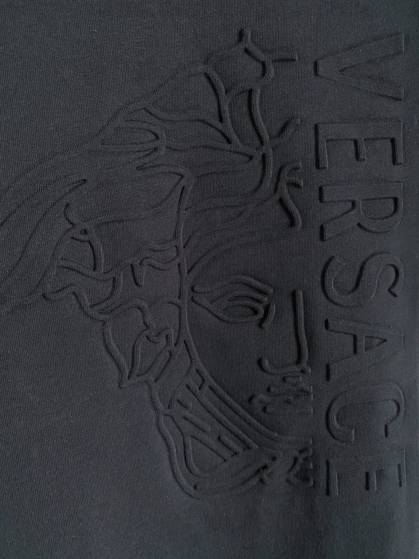 瓦萨Versace26春夏新品专柜首发最新款短袖圆领T恤 高端订制 设计前卫时尚！品牌logo重工艺设计