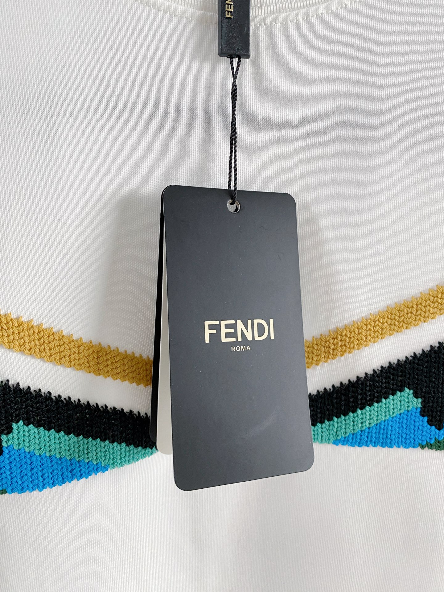 芬迪Fendi26春夏新品专柜首发最新款短袖圆领T恤 高端订制 设计前卫时尚！品牌logo重工艺设计，高