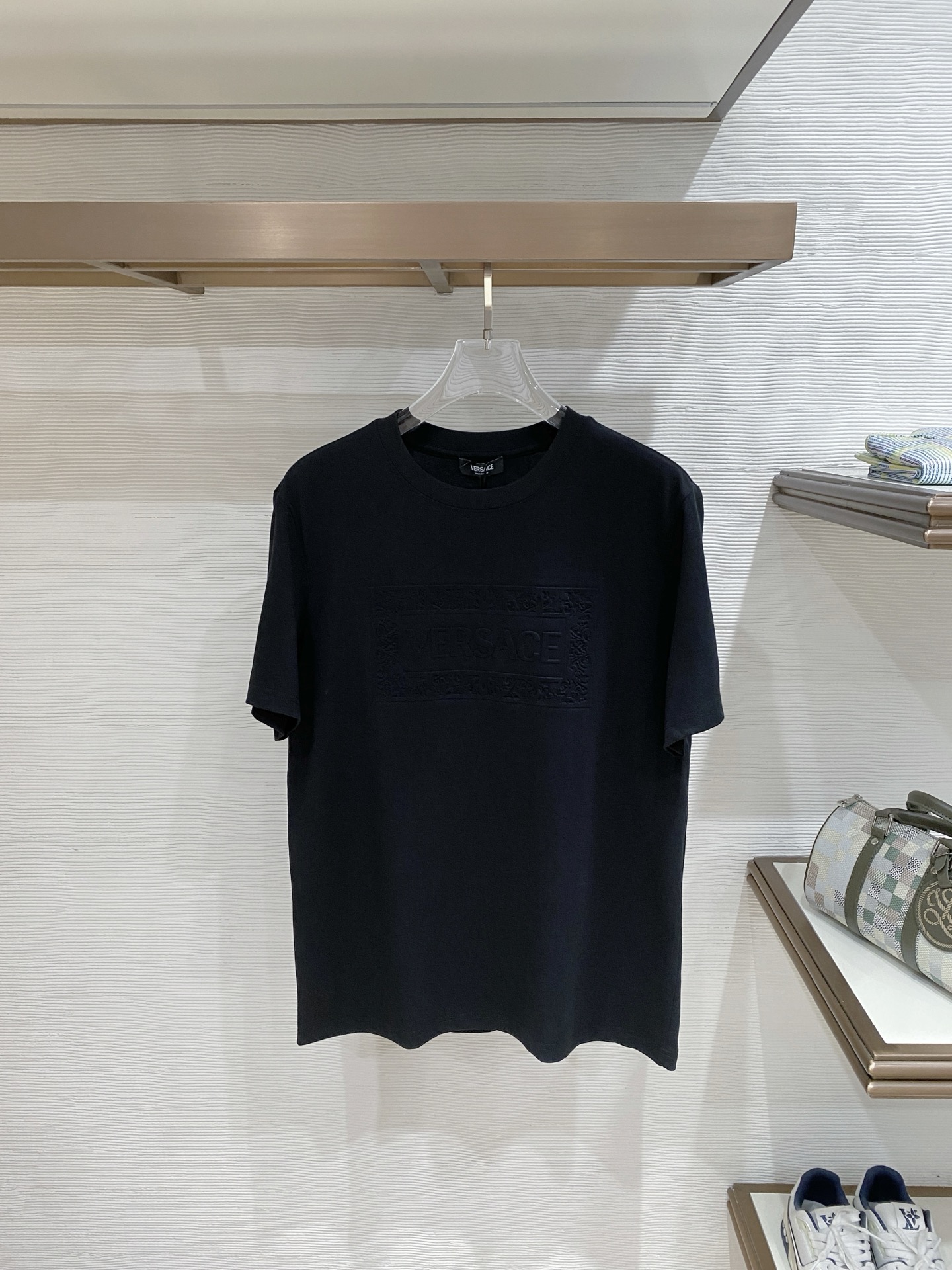 瓦萨Versace26春夏新品专柜首发最新款短袖圆领T恤 高端订制 设计前卫时尚！品牌logo重工艺设计