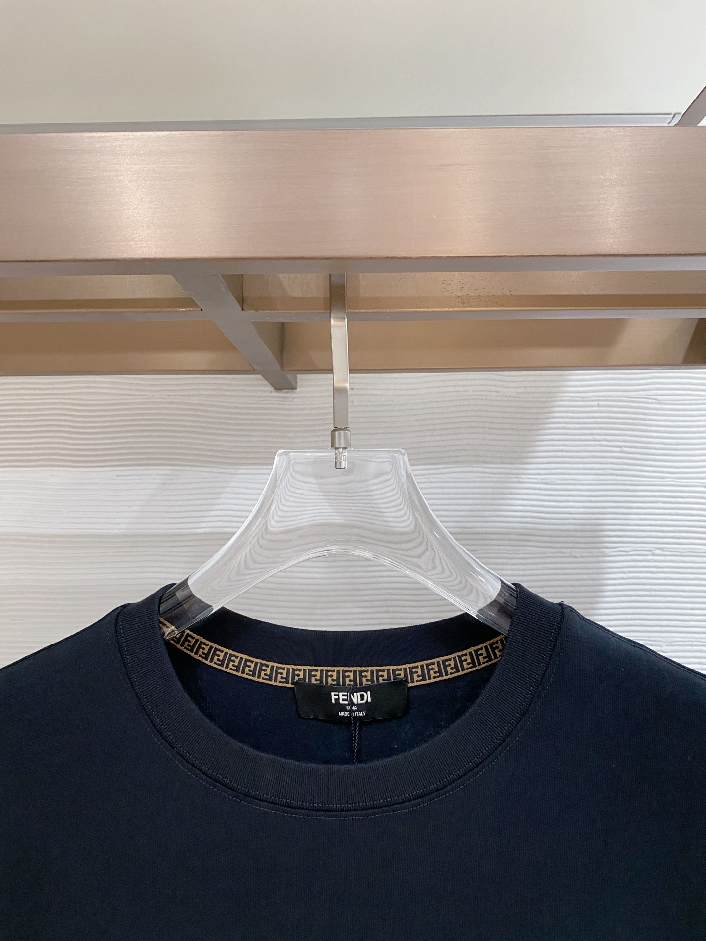 芬迪Fendi26春夏新品专柜首发最新款短袖圆领T恤 高端订制 设计前卫时尚！品牌logo重工艺设计，高