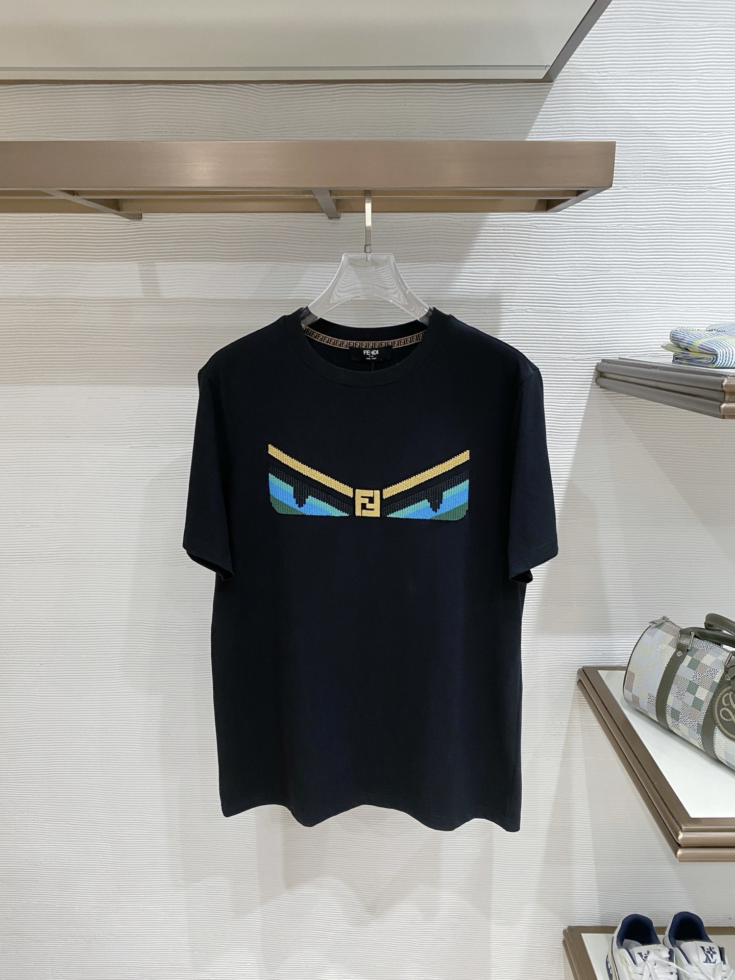 芬迪Fendi26春夏新品专柜首发最新款短袖圆领T恤 高端订制 设计前卫时尚！品牌logo重工艺设计，高