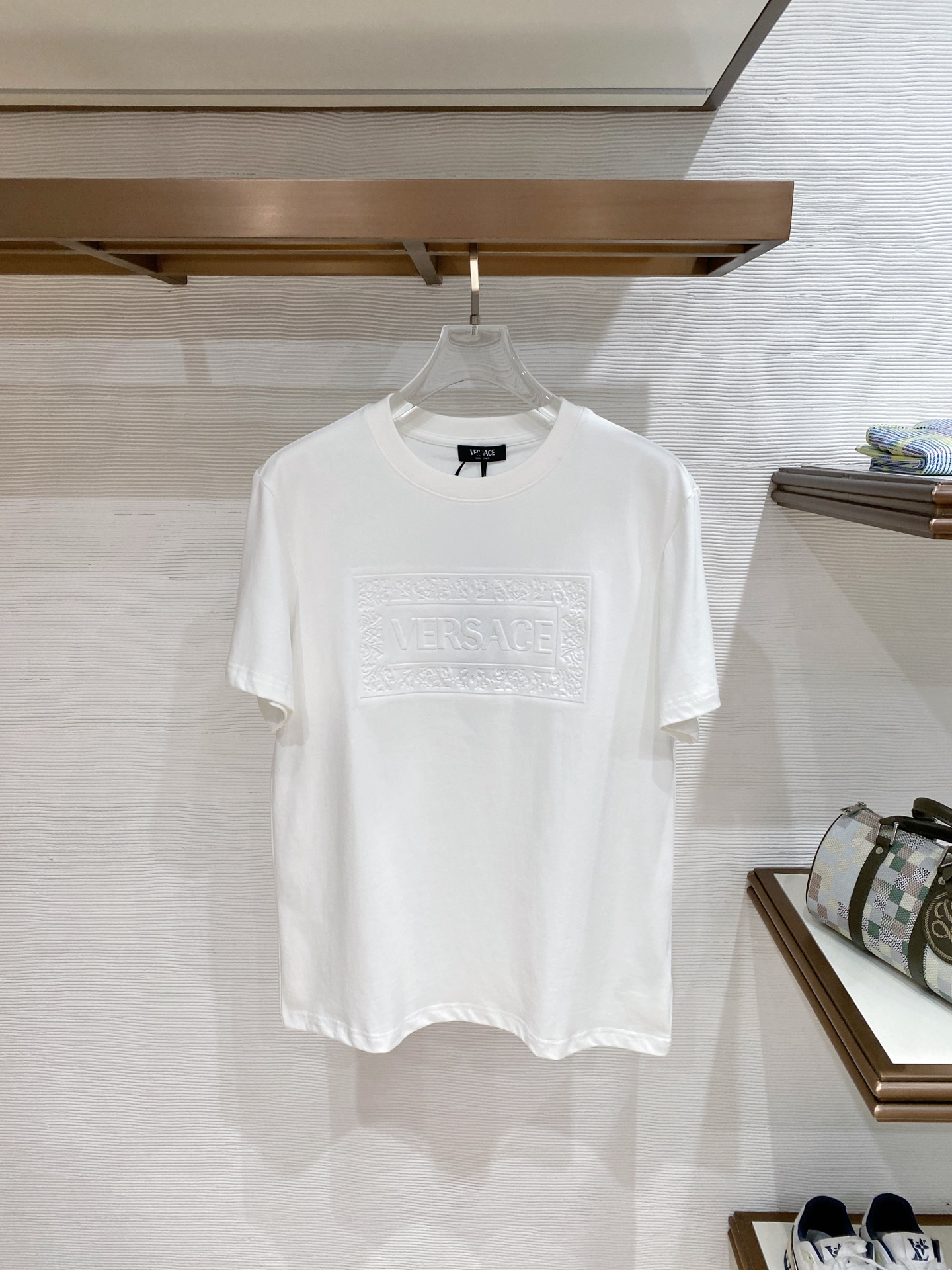 瓦萨Versace26春夏新品专柜首发最新款短袖圆领T恤 高端订制 设计前卫时尚！品牌logo重工艺设计
