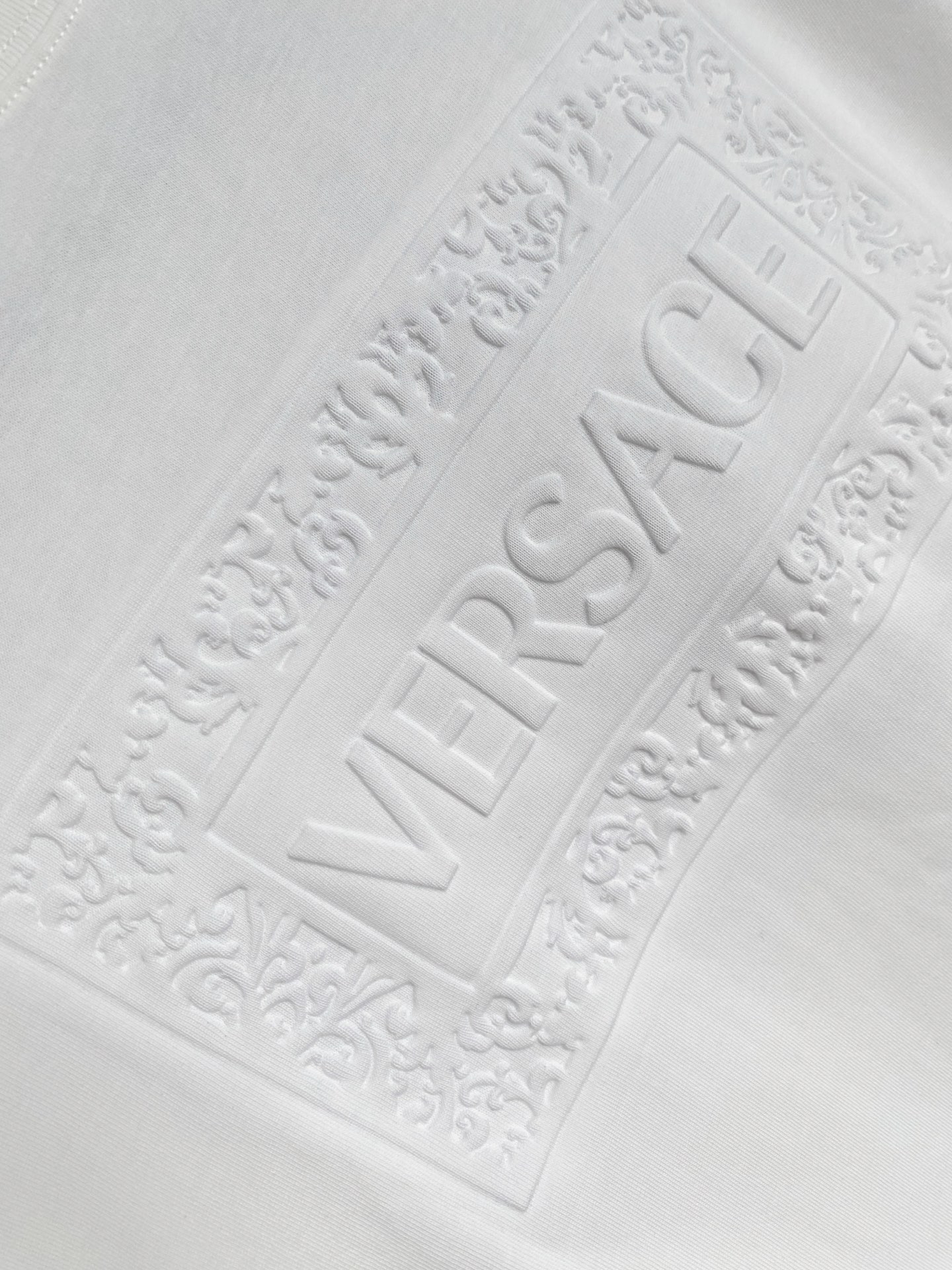 瓦萨Versace26春夏新品专柜首发最新款短袖圆领T恤 高端订制 设计前卫时尚！品牌logo重工艺设计