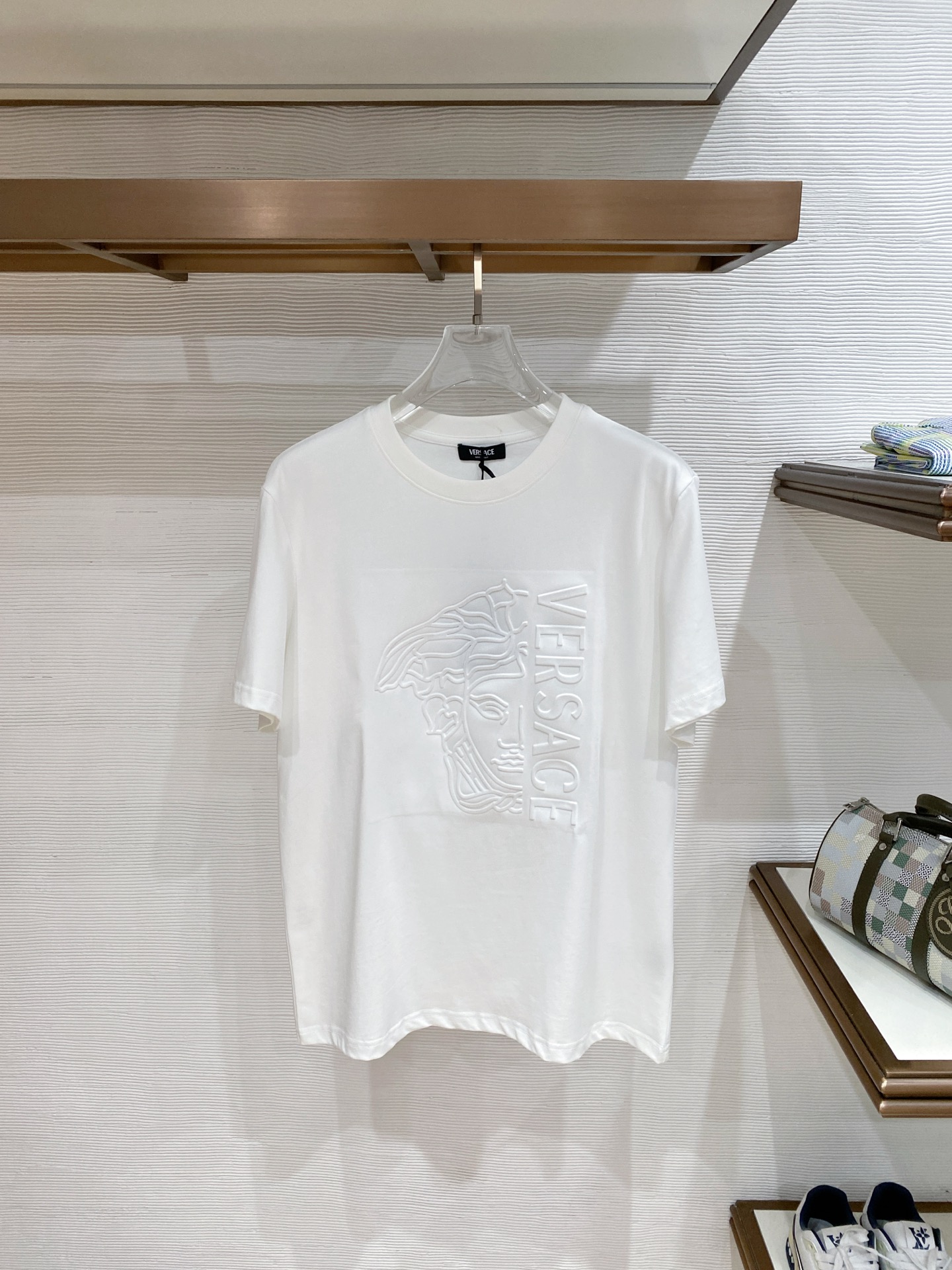 瓦萨Versace26春夏新品专柜首发最新款短袖圆领T恤 高端订制 设计前卫时尚！品牌logo重工艺设计