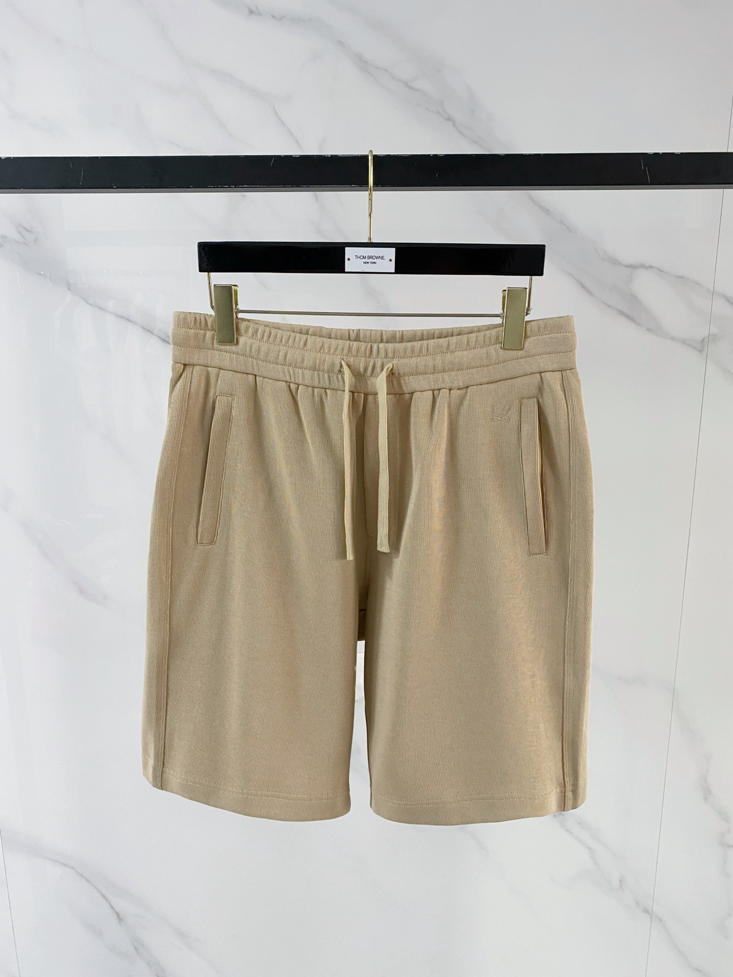 NO:843049,loewe Loewe shorts, loose fit casual pants, quick-drying fabric casual pants, the latest upper body style is invincible!  You can definitely close your eyes and close your eyes. This type of pants is very versatile and has an elastic waist. It can be worn in daily work and outdoor sports. It is the perfect combination of fashion, leisure and outdoor sports, so it is your best choice whether you wear it daily or outdoors. Extreme comfort and quick perspiration are the most popular focus, improving the wearing comfort. It is suitable for aerobic exercise and cross-country running. This type of running casual pants has an extremely wide range of applications, allowing you to naturally maintain your love for sports in the summer, and can also be worn in leisure life.  Size S-2XL Color Black Gray Khaki,,loewe,loewe,shorts,19860909loewe罗意威短裤,宽松版型休闲裤 速干面料休闲裤,最新款上身版型无敌正！ 绝对可以闭眼收的一款 此款裤子非常百搭,弹力腰围,日常上班 户外运动都可以穿着,是时尚休闲与户外运动的完美结合,所以无论您平时穿或者户外穿都是您的最佳选择. 极致舒适和快速排汗是备受青睐的重点,提升穿着舒适度,适合有氧运动和越野跑条件下穿着,此款是一件适用范围极其广泛的跑步休闲裤,让你在夏天自然可以保持对运动热爱,也可以在休闲生活中穿着 尺码S-2XL 颜色黑色 灰色 卡其,,loewe,loewe,shorts,,Men's clothing