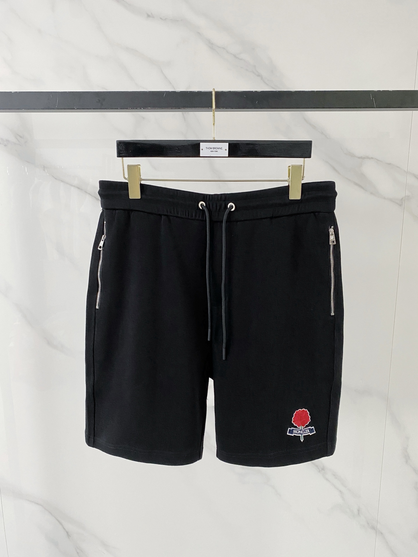 NO:836411,Mouthless shorts, loose-fitting casual pants made of sweatshirt fabric, casual pants made of quick-drying fabric, the latest upper body style is invincible!  You can definitely close your eyes and close your eyes. This type of pants is very versatile and has an elastic waist. It can be worn in daily work and outdoor sports. It is the perfect combination of fashion, leisure and outdoor sports, so it is your best choice whether you wear it daily or outdoors. Extreme comfort and quick perspiration are the most popular focus, improving the wearing comfort. It is suitable for aerobic exercise and cross-country running. This type of running casual pants has an extremely wide range of applications, allowing you to naturally maintain your love for sports in the summer, and can also be worn in leisure life.  Size S-2XL Color Black Blue,,Moncler,hoodie,sweatshirts,shorts,19860909蒙口短裤,卫衣面料宽松版型休闲裤 速干面料休闲裤,最新款上身版型无敌正！ 绝对可以闭眼收的一款 此款裤子非常百搭,弹力腰围,日常上班 户外运动都可以穿着,是时尚休闲与户外运动的完美结合,所以无论您平时穿或者户外穿都是您的最佳选择. 极致舒适和快速排汗是备受青睐的重点,提升穿着舒适度,适合有氧运动和越野跑条件下穿着,此款是一件适用范围极其广泛的跑步休闲裤,让你在夏天自然可以保持对运动热爱,也可以在休闲生活中穿着 尺码S-2XL 颜色黑色 蓝色,,Moncler,hoodie,sweatshirts,shorts,,Men's clothing