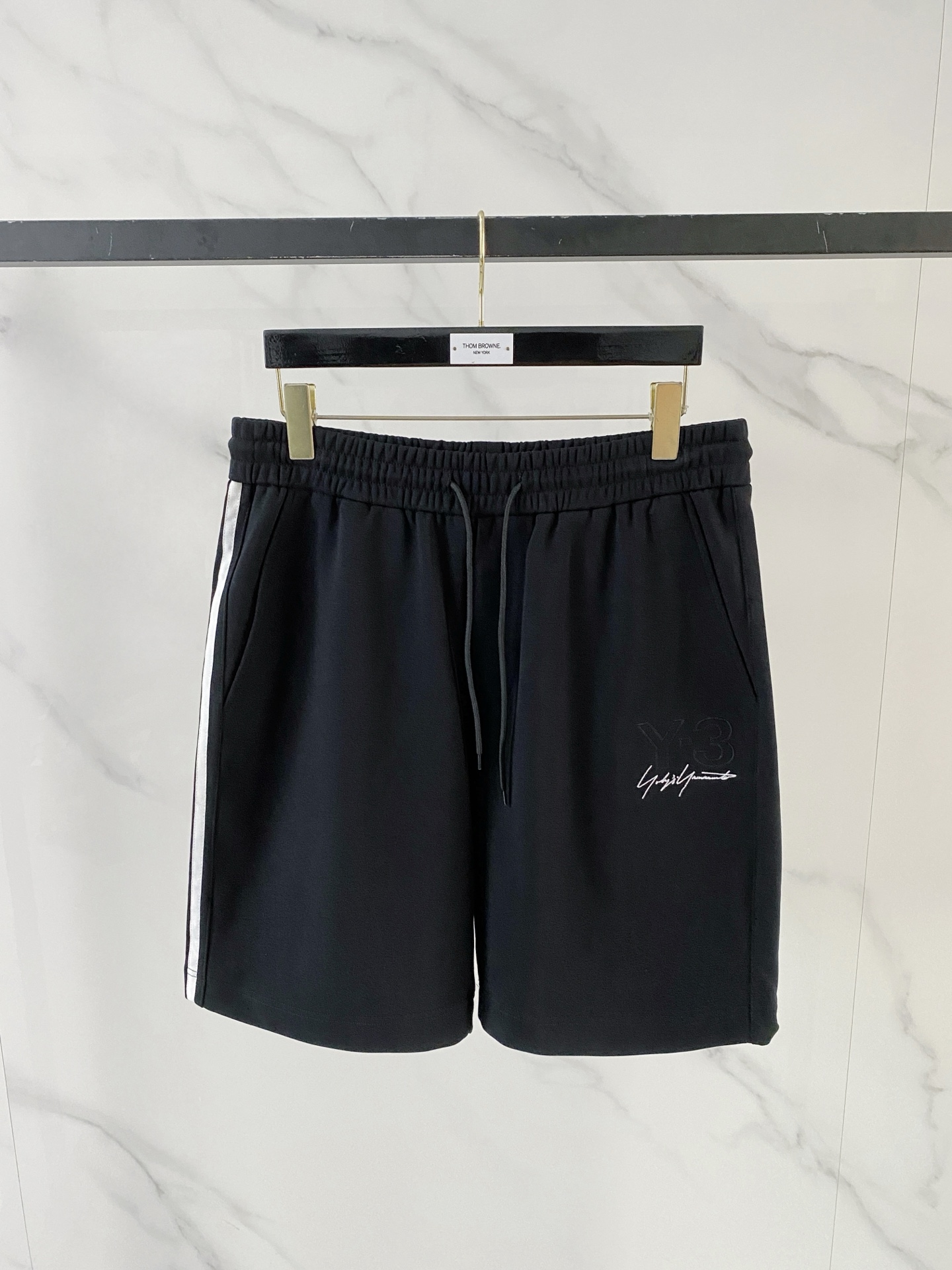 NO:842996,Y3 shorts, loose-fitting casual pants made of sweatshirt fabric, casual pants made of quick-drying fabric, the latest style of upper body with unbeatable fit!  You can definitely close your eyes and close your eyes. This type of pants is very versatile and has an elastic waist. It can be worn in daily work and outdoor sports. It is the perfect combination of fashion, leisure and outdoor sports, so it is your best choice whether you wear it daily or outdoors. Extreme comfort and quick perspiration are the most popular focus, improving the wearing comfort. It is suitable for aerobic exercise and cross-country running. This type of running casual pants has an extremely wide range of applications, allowing you to naturally maintain your love for sports in the summer, and can also be worn in leisure life.  Size S-2XL Color Black Green, hoodie, sweatshirts, shorts,19860909Y3短裤,卫衣面料宽松版型休闲裤 速干面料休闲裤,最新款上身版型无敌正！ 绝对可以闭眼收的一款 此款裤子非常百搭,弹力腰围,日常上班 户外运动都可以穿着,是时尚休闲与户外运动的完美结合,所以无论您平时穿或者户外穿都是您的最佳选择. 极致舒适和快速排汗是备受青睐的重点,提升穿着舒适度,适合有氧运动和越野跑条件下穿着,此款是一件适用范围极其广泛的跑步休闲裤,让你在夏天自然可以保持对运动热爱,也可以在休闲生活中穿着 尺码S-2XL 颜色黑色 绿色,,hoodie,sweatshirts,shorts,,Men's clothing