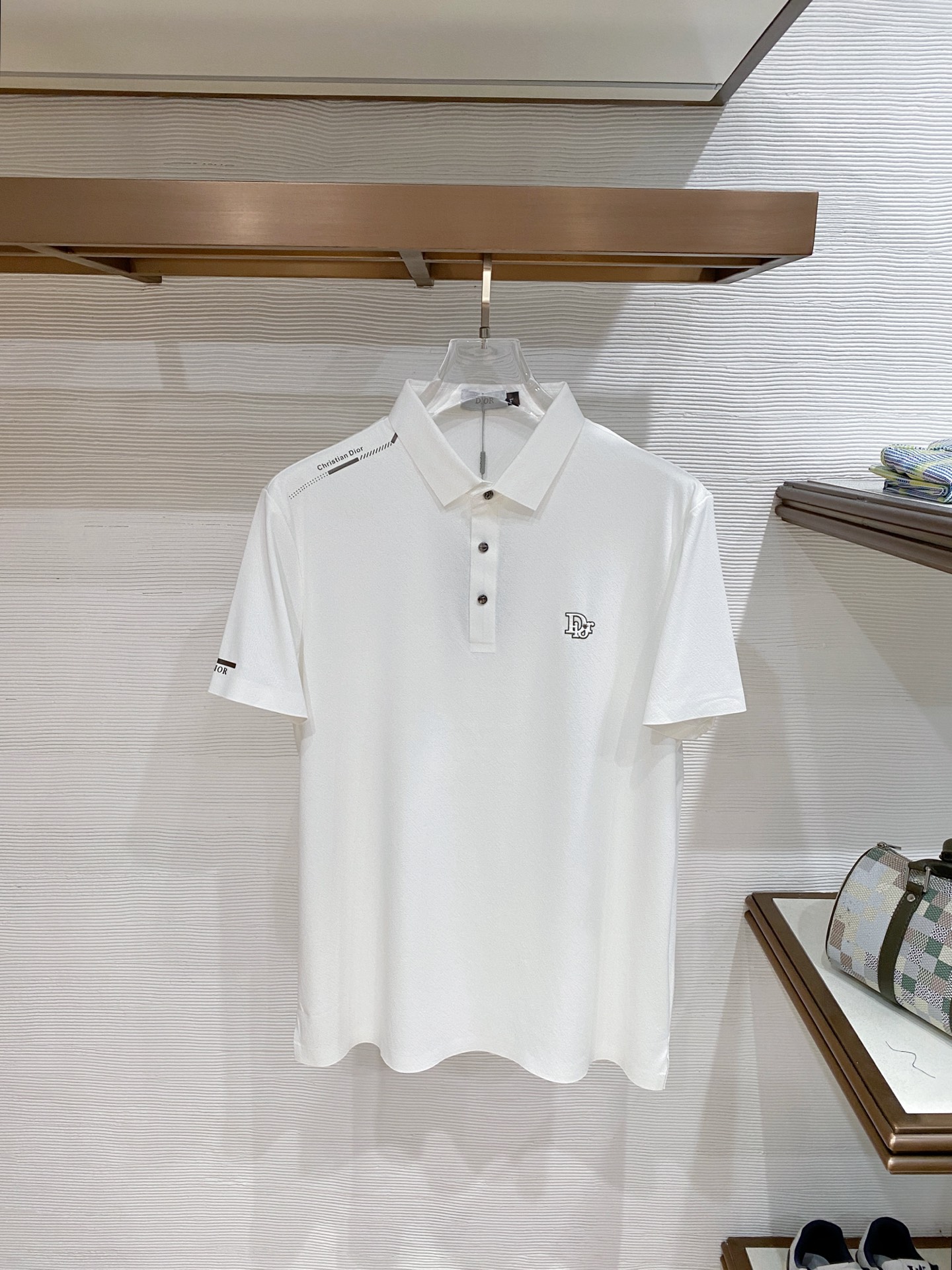 Polo de solapa clásico P140 Dior, confeccionado con tejidos agradables para la piel y transpirables, con textura delica…