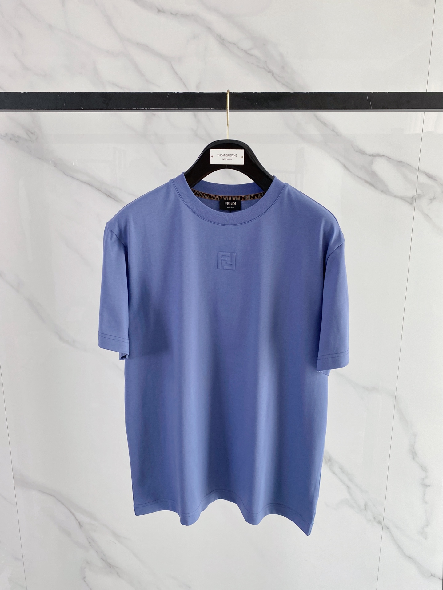 NO:774312,Fendi Fendi 2026ss new spring and summer new debut counter latest short-sleeved round neck T-shirt high-end custom design avant-garde fashion!  The brand logo is designed with heavy craftsmanship. High-end customized pure cotton fabric. Soft to the touch. Comfortable to wear. Exquisite stitching at the counter level. Fine workmanship. The upper body effect is incomparably handsome!  A must-have item for a stylish man!  Color Black White Size S-XXL,,fendi,fendi,T-shirt,tees,t-shirt,19860909Fendi 芬迪 2026ss 春夏新款首发专柜最新款短袖圆领T恤 高端订制 设计前卫时尚！品牌logo重工艺设计 高端定制纯棉面料.手感柔软.穿着舒适.专柜级别精致车线.做工精细.上身效果无敌帅气！型男必备单品！ 颜色黑色 白色 码数S-XXL,,fendi,fendi,T-shirt,tees，t-shirt,,Men's clothing