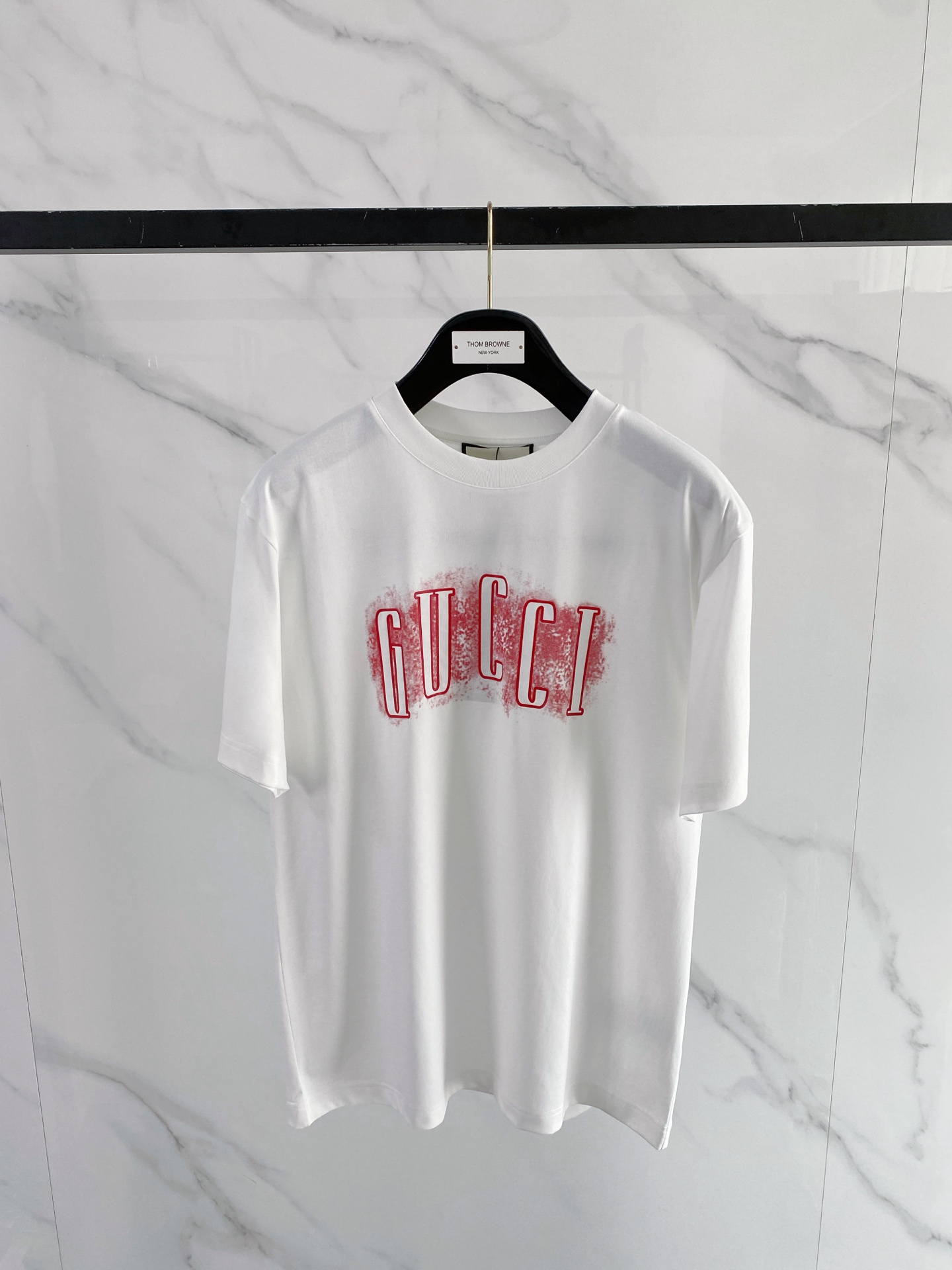 NO:774308,Gucci Gucci 2026ss new spring and summer new debut counter latest short-sleeved round neck T-shirt high-end custom design avant-garde fashion!  The brand logo is designed with heavy craftsmanship. High-end customized pure cotton fabric. Soft to the touch. Comfortable to wear. Exquisite stitching at the counter level. Fine workmanship. The upper body effect is incomparably handsome!  A must-have item for a stylish man!  Color Black White Size S-XXL,,gucci,T-shirt,tees,t-shirt,19860909Gucci 古奇 2026ss 春夏新款首发专柜最新款短袖圆领T恤 高端订制 设计前卫时尚！品牌logo重工艺设计 高端定制纯棉面料.手感柔软.穿着舒适.专柜级别精致车线.做工精细.上身效果无敌帅气！型男必备单品！ 颜色黑色 白色 码数S-XXL,,gucci,T-shirt,tees，t-shirt,,Men's clothing