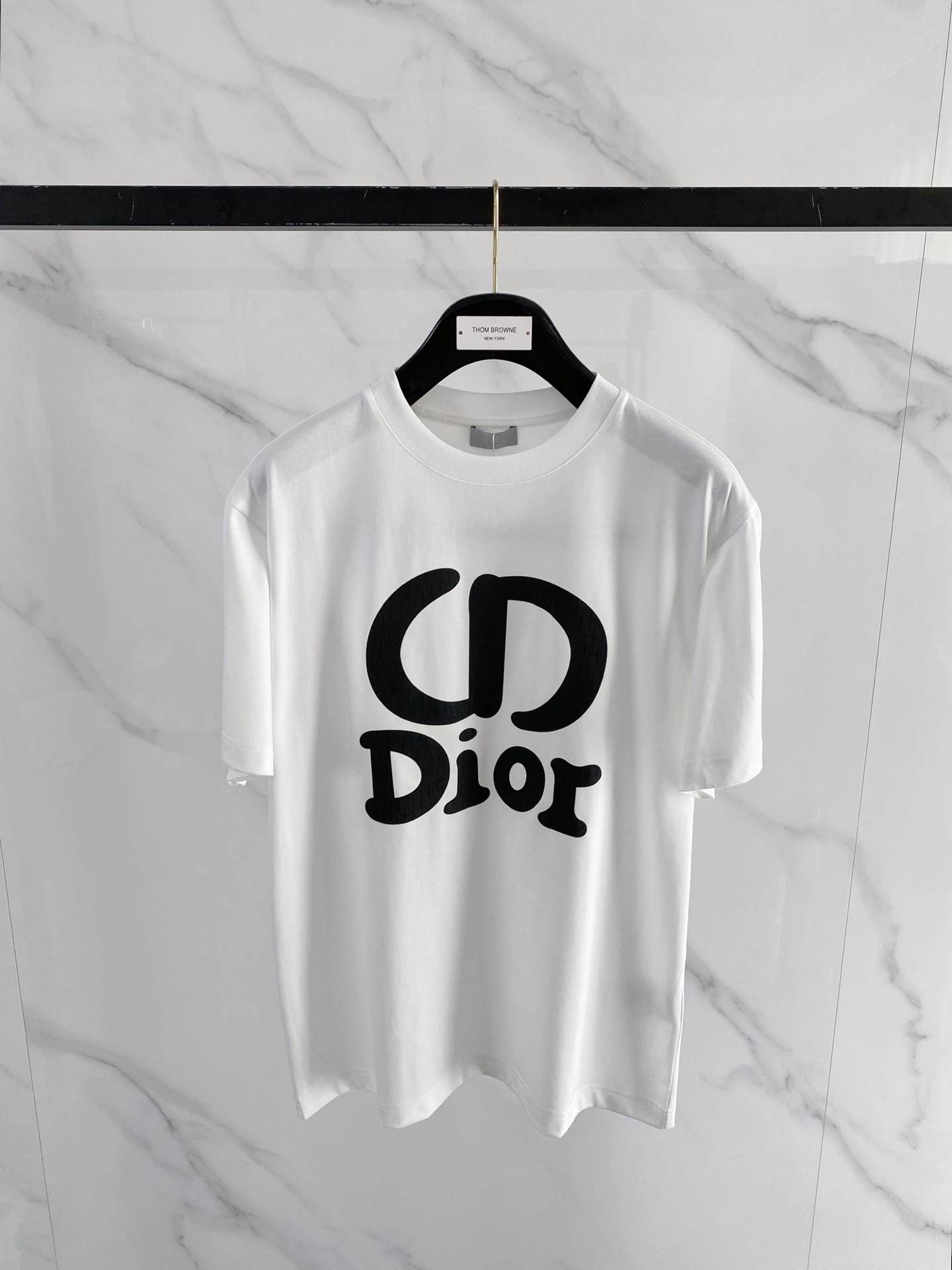 NO:774301,Dior Dior 2026ss new spring and summer new debut counter latest short-sleeved round neck T-shirt high-end custom design avant-garde fashion!  The brand logo is designed with heavy craftsmanship. High-end customized pure cotton fabric. Soft to the touch. Comfortable to wear. Exquisite stitching at the counter level. Fine workmanship. The upper body effect is incomparably handsome!  A must-have item for a stylish man!  Color Black White Size S-XXL,,dior,dior,T-shirt,tees,t-shirt,19860909Dior 迪奥 2026ss 春夏新款首发专柜最新款短袖圆领T恤 高端订制 设计前卫时尚！品牌logo重工艺设计 高端定制纯棉面料.手感柔软.穿着舒适.专柜级别精致车线.做工精细.上身效果无敌帅气！型男必备单品！ 颜色黑色 白色 码数S-XXL,,dior,dior,T-shirt,tees，t-shirt,,Men's clothing