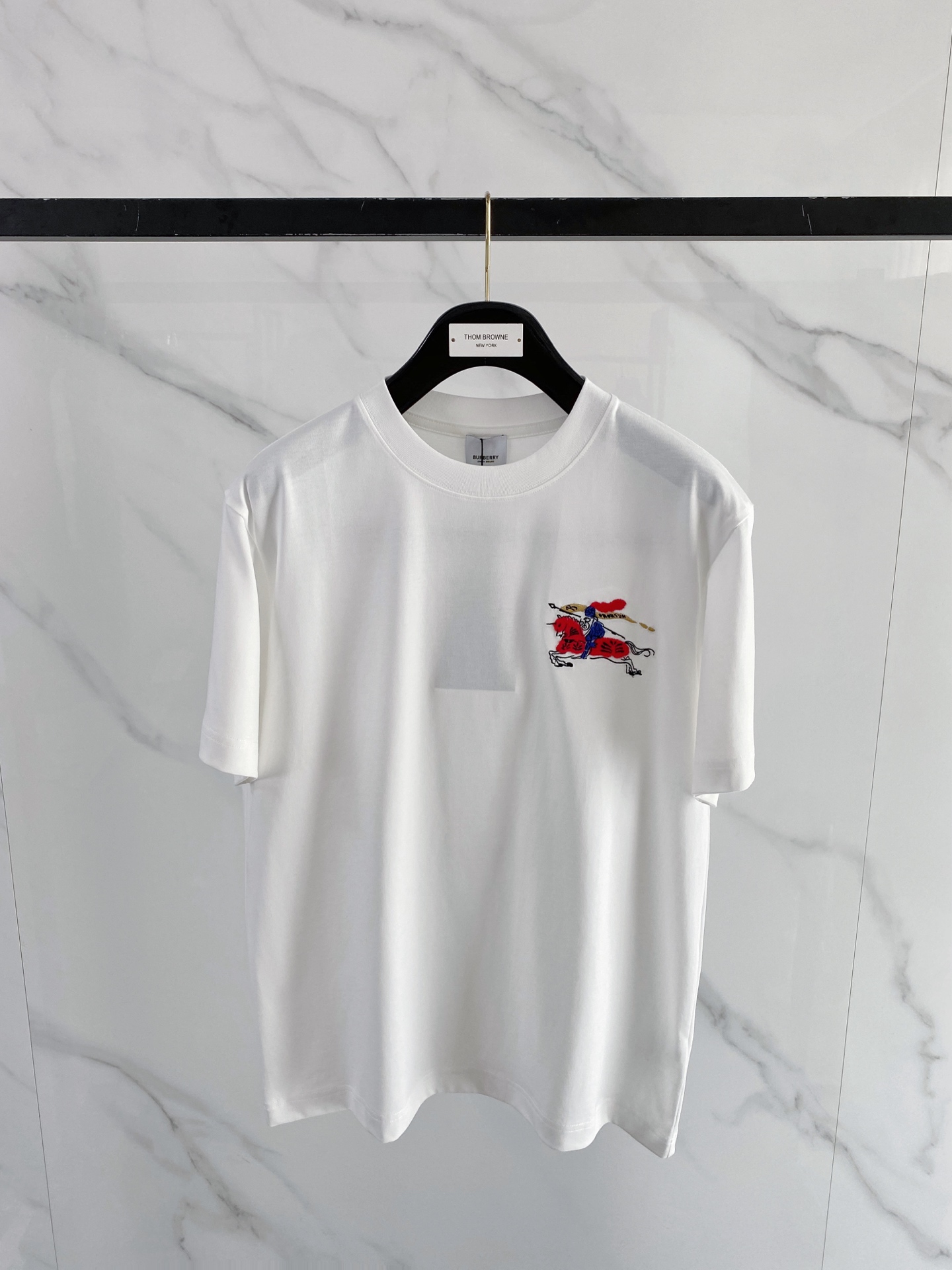 NO:774305,Burberry 2026ss new spring and summer new debut counter latest short-sleeved round neck T-shirt high-end custom design avant-garde fashion!  The brand logo is designed with heavy craftsmanship. High-end customized pure cotton fabric. Soft to the touch. Comfortable to wear. Exquisite stitching at the counter level. Fine workmanship. The upper body effect is incomparably handsome!  A must-have item for a stylish man!  Color Black White Size S-XXL,,burberry,burberry,T-shirt,tees,t-shirt,19860909Burberry 巴宝莉 2026ss 春夏新款首发专柜最新款短袖圆领T恤 高端订制 设计前卫时尚！品牌logo重工艺设计 高端定制纯棉面料.手感柔软.穿着舒适.专柜级别精致车线.做工精细.上身效果无敌帅气！型男必备单品！ 颜色黑色 白色 码数S-XXL,,burberry,burberry,T-shirt,tees，t-shirt,,Men's clothing