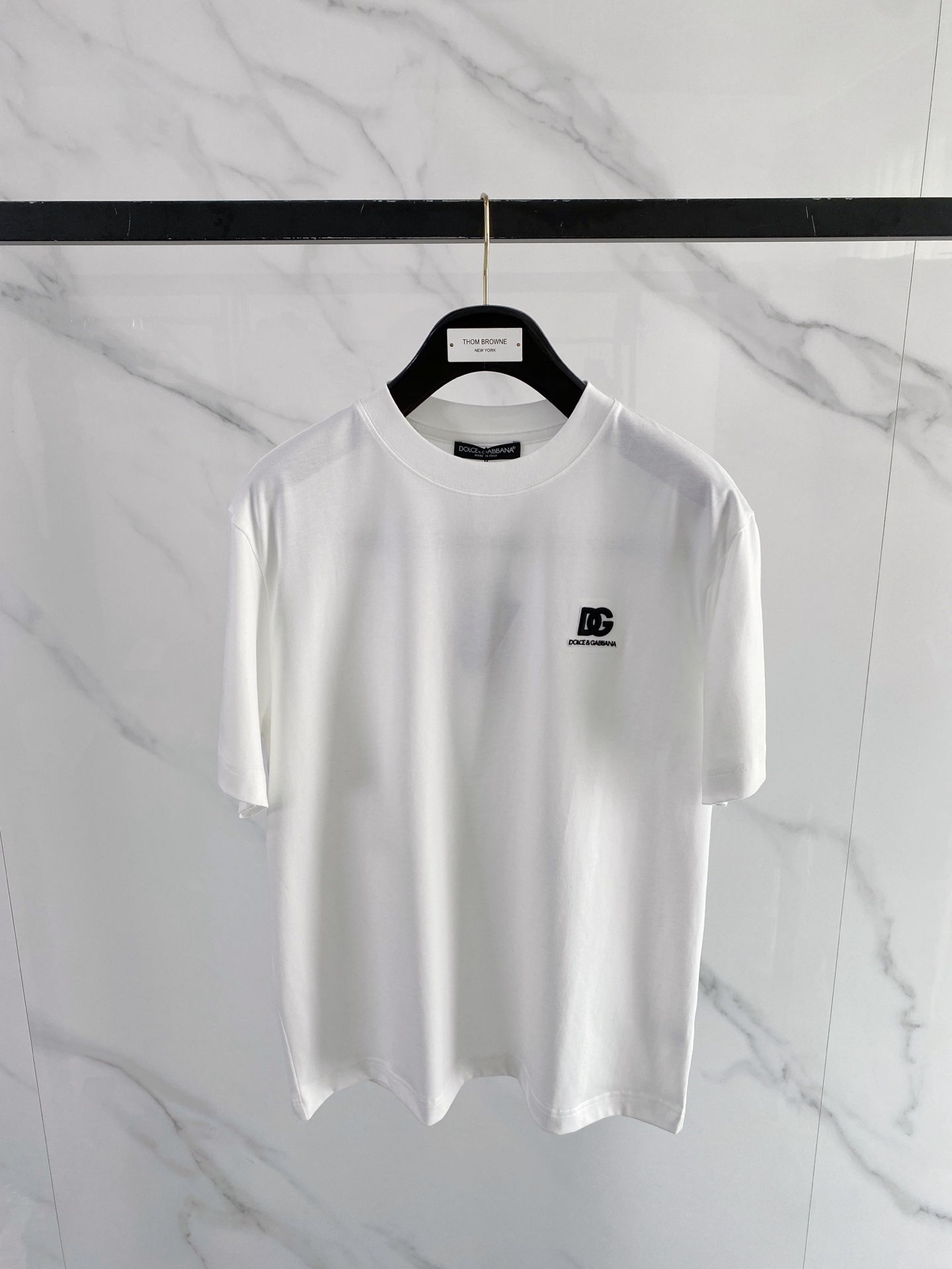 NO:774303,DG 2026ss new spring and summer new debut counter, the latest short-sleeved round neck T-shirt, high-end customization, avant-garde and fashionable design!  The brand logo is designed with heavy craftsmanship. High-end customized pure cotton fabric. Soft to the touch. Comfortable to wear. Exquisite stitching at the counter level. Fine workmanship. The upper body effect is incomparably handsome!  A must-have item for a stylish man!  Color Black White Size S-XXL, T-shirt, tees, t-shirt,19860909DG 2026ss 春夏新款首发专柜最新款短袖圆领T恤 高端订制 设计前卫时尚！品牌logo重工艺设计 高端定制纯棉面料.手感柔软.穿着舒适.专柜级别精致车线.做工精细.上身效果无敌帅气！型男必备单品！ 颜色黑色 白色 码数S-XXL,,T-shirt,tees，t-shirt,,Men's clothing