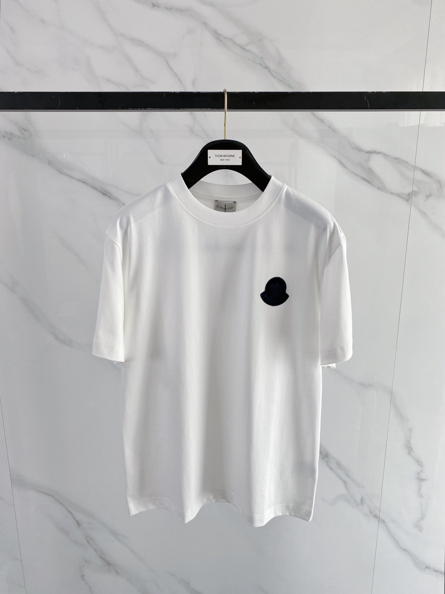 NO:774329,Moncler 2026ss new spring and summer new debut counter latest short-sleeved round neck T-shirt high-end custom design avant-garde fashion!  The brand logo is designed with heavy craftsmanship. High-end customized pure cotton fabric. Soft to the touch. Comfortable to wear. Exquisite stitching at the counter level. Fine workmanship. The upper body effect is incomparably handsome!  A must-have item for a stylish man!  Color Black White Size S-XXL,,Moncler,T-shirt,tees,t-shirt,19860909Moncler 蒙口 2026ss 春夏新款首发专柜最新款短袖圆领T恤 高端订制 设计前卫时尚！品牌logo重工艺设计 高端定制纯棉面料.手感柔软.穿着舒适.专柜级别精致车线.做工精细.上身效果无敌帅气！型男必备单品！ 颜色黑色 白色 码数S-XXL,,Moncler,T-shirt,tees，t-shirt,,Men's clothing
