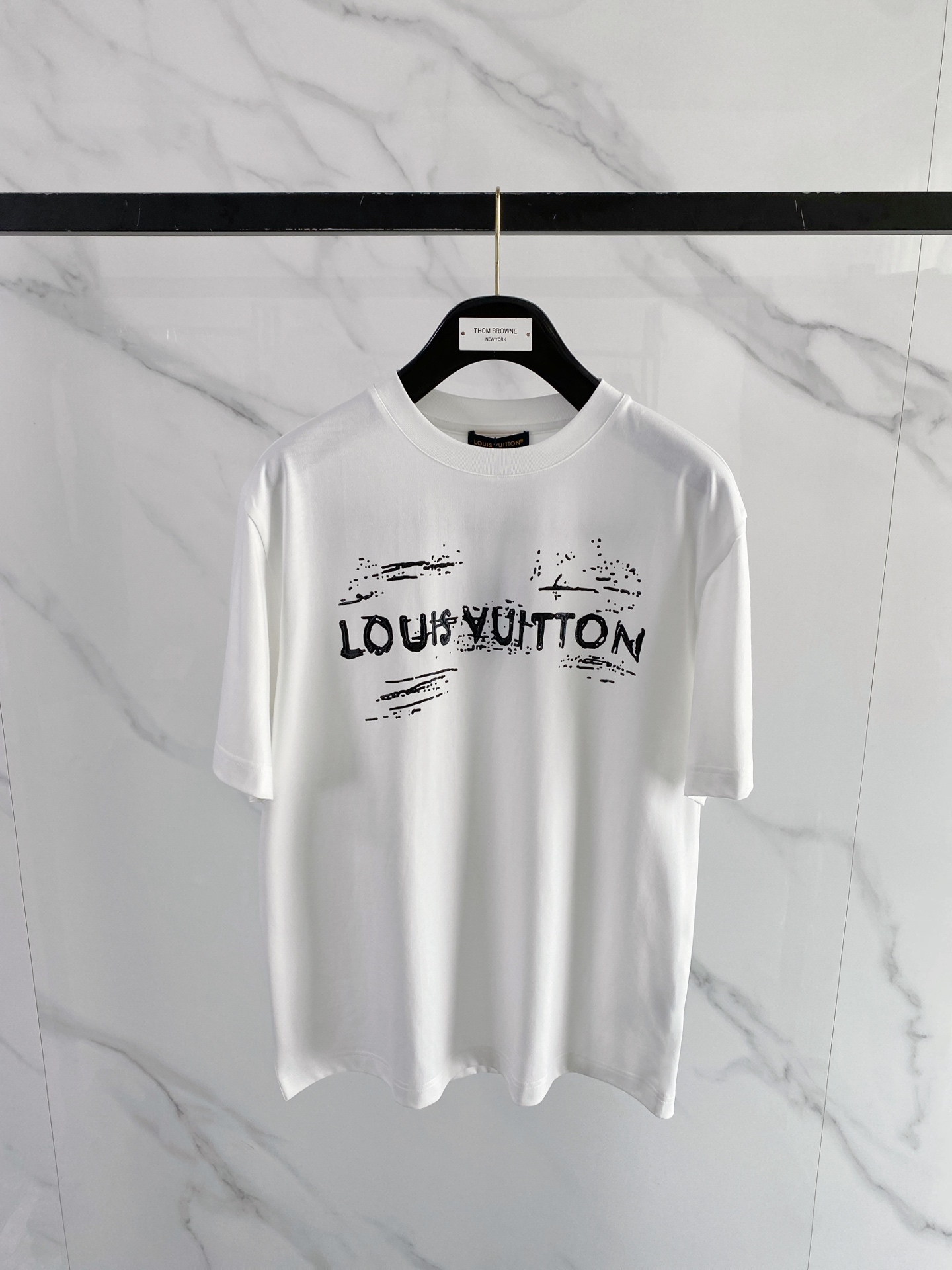 NO:774334,LV 2026ss new spring and summer new debut counter, the latest short-sleeved round neck T-shirt, high-end customization, avant-garde and fashionable design!  The brand logo is designed with heavy craftsmanship. High-end customized pure cotton fabric. Soft to the touch. Comfortable to wear. Exquisite stitching at the counter level. Fine workmanship. The upper body effect is incomparably handsome!  A must-have item for a stylish man!  Color Black White Size S-XXL,,louis vuitton,T-shirt,tees,t-shirt,19860909LV 2026ss 春夏新款首发专柜最新款短袖圆领T恤 高端订制 设计前卫时尚！品牌logo重工艺设计 高端定制纯棉面料.手感柔软.穿着舒适.专柜级别精致车线.做工精细.上身效果无敌帅气！型男必备单品！ 颜色黑色 白色 码数S-XXL,,louis vuitton,T-shirt,tees，t-shirt,,Men's clothing
