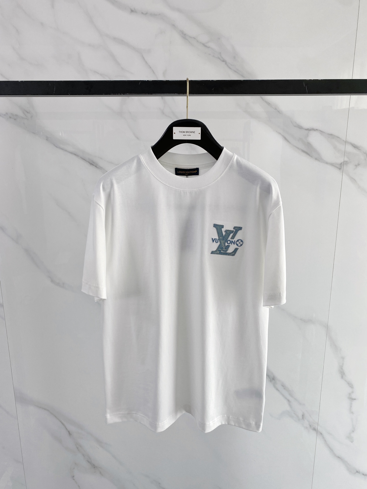 NO:774324,LV 2026ss new spring and summer new debut counter, the latest short-sleeved round neck T-shirt, high-end customization, avant-garde and fashionable design!  The brand logo is designed with heavy craftsmanship. High-end customized pure cotton fabric. Soft to the touch. Comfortable to wear. Exquisite stitching at the counter level. Fine workmanship. The upper body effect is incomparably handsome!  A must-have item for a stylish man!  Color Black White Size S-XXL,,louis vuitton,T-shirt,tees,t-shirt,19860909LV 2026ss 春夏新款首发专柜最新款短袖圆领T恤 高端订制 设计前卫时尚！品牌logo重工艺设计 高端定制纯棉面料.手感柔软.穿着舒适.专柜级别精致车线.做工精细.上身效果无敌帅气！型男必备单品！ 颜色黑色 白色 码数S-XXL,,louis vuitton,T-shirt,tees，t-shirt,,Men's clothing
