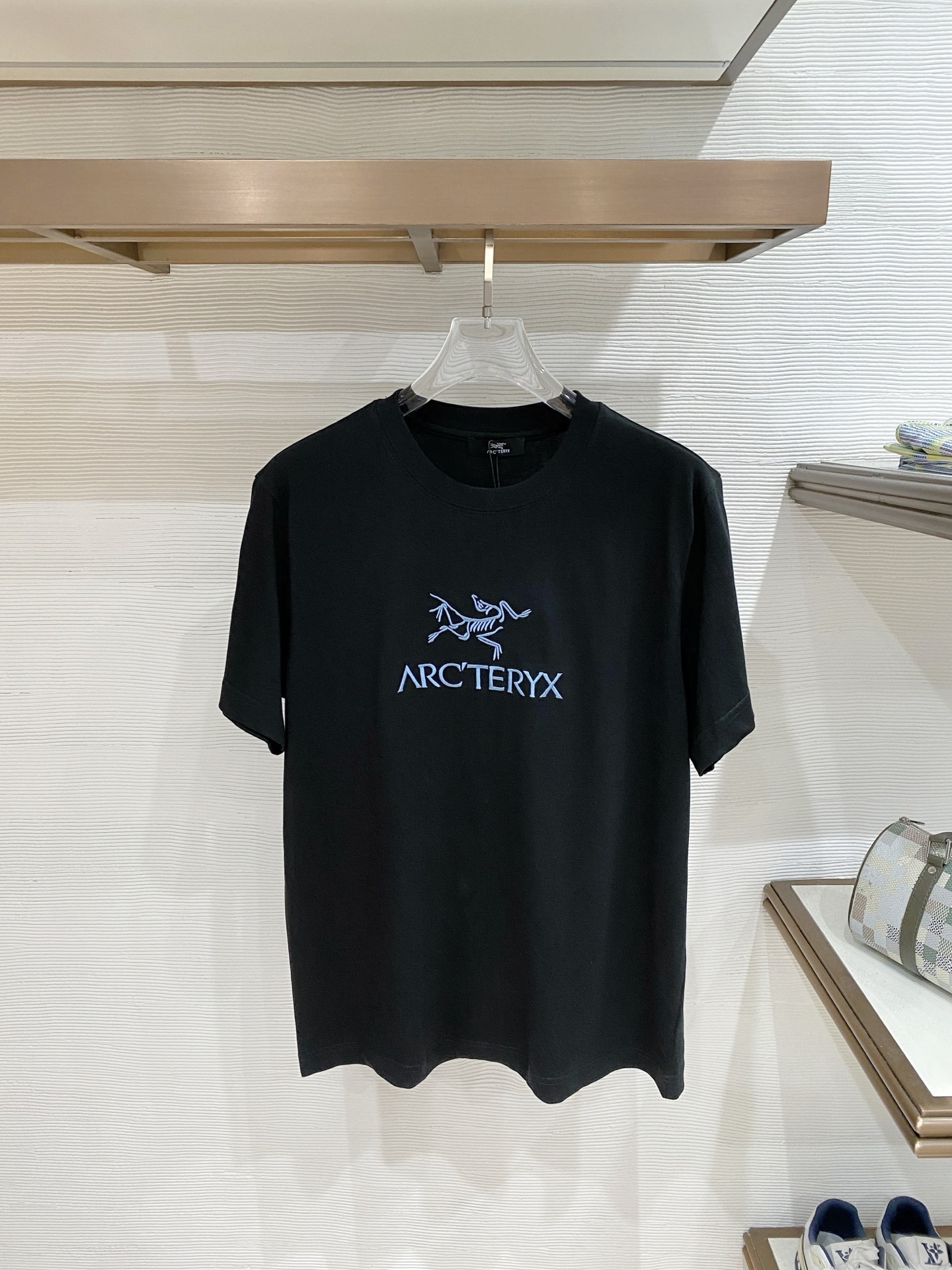 始祖鸟26FW春夏新款首发专柜最新款短袖圆领T恤 设计前卫时尚！品牌logo重工艺设计 高端定制丝光长绒