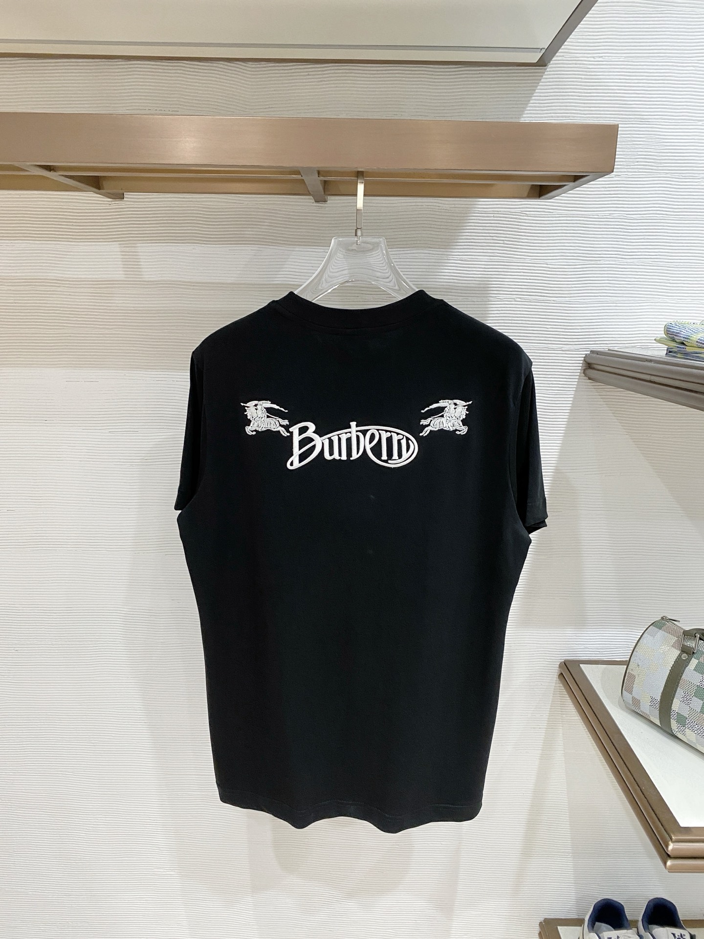 巴宝莉Burberry26FW春夏新款首发专柜最新款短袖圆领T恤 设计前卫时尚！品牌logo重工艺设计 