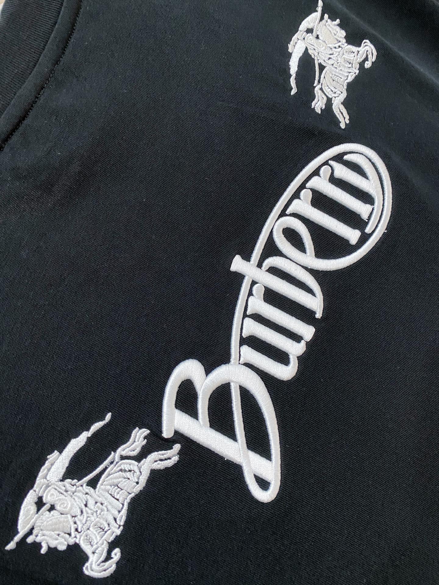 巴宝莉Burberry26FW春夏新款首发专柜最新款短袖圆领T恤 设计前卫时尚！品牌logo重工艺设计 