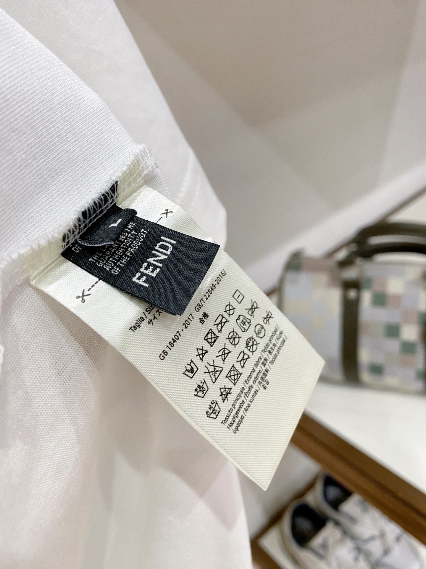 芬迪Fendi2626FW春夏新款首发专柜最新款短袖圆领T恤 设计前卫时尚！品牌logo重工艺设计 高端