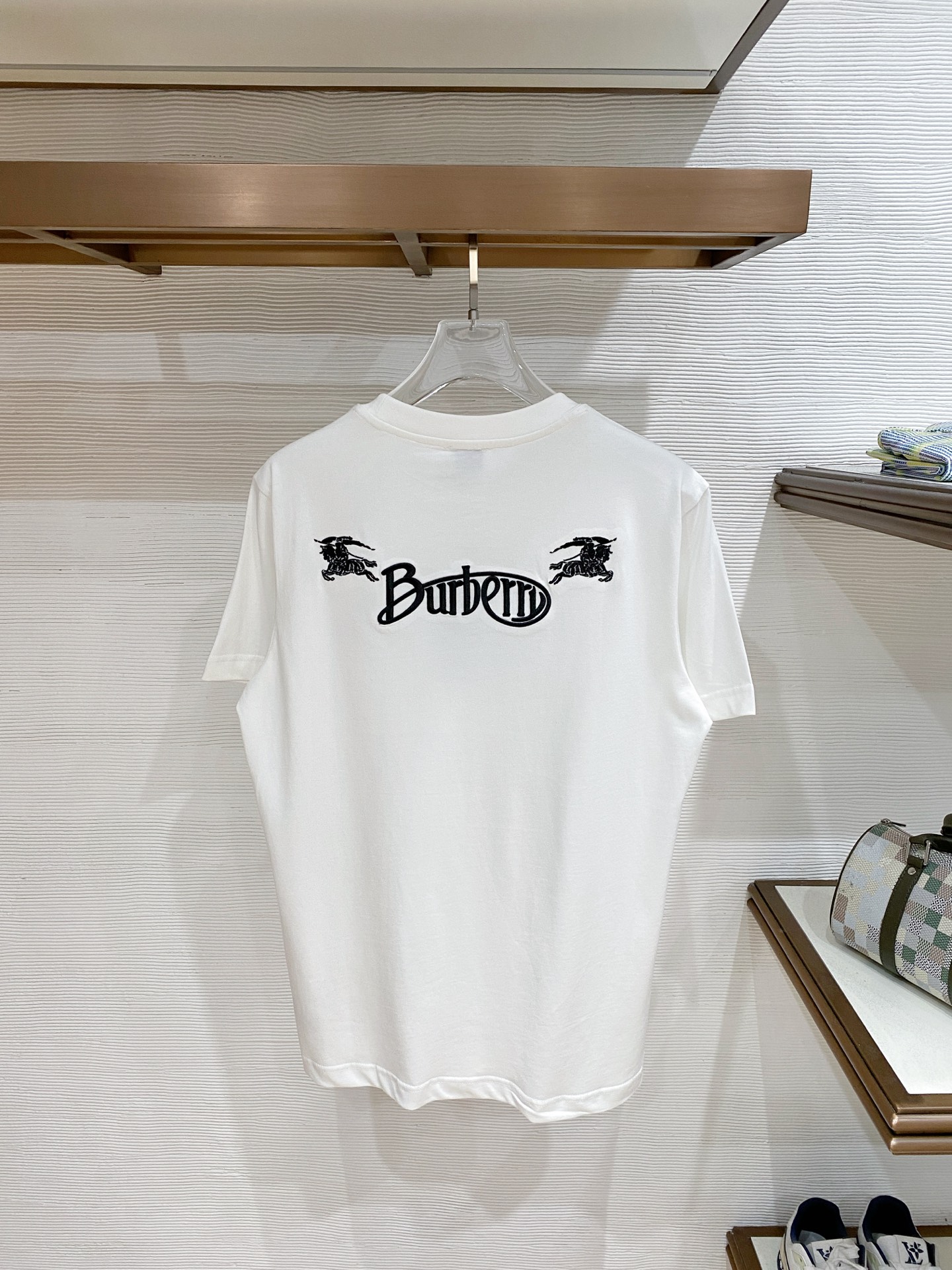 巴宝莉Burberry26FW春夏新款首发专柜最新款短袖圆领T恤 设计前卫时尚！品牌logo重工艺设计 