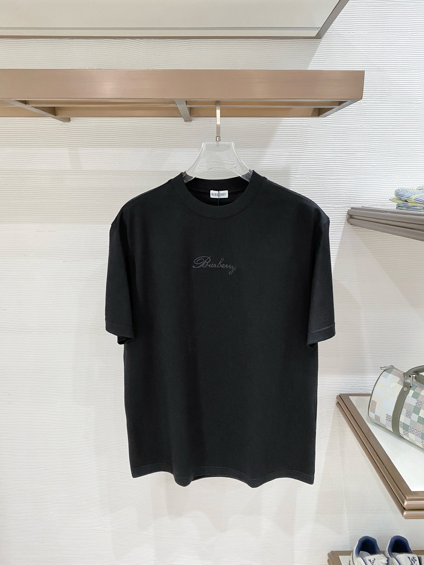 NO:774310,Burberry. 2026 spring and summer new style debut counter, the latest short-sleeved round neck T-shirt, high-end customization, avant-garde and fashionable design!  The brand logo is designed with heavy craftsmanship. High-end customized mercerized long-staple cotton fabric. Soft to the touch. Comfortable to wear. Exquisite stitching at the counter level. Fine workmanship. The upper body effect is incomparably handsome!  A must-have item for a stylish man!  Color black white Size M-3XL (normal version), burberry, T-shirt, tees, t-shirt,19860909巴宝莉.2026春夏新款首发专柜最新款短袖圆领T恤 高端订制 设计前卫时尚！品牌logo重工艺设计 高端定制丝光长绒棉面料.手感柔软.穿着舒适.专柜级别精致车线.做工精细.上身效果无敌帅气！型男必备单品！ 颜色黑色 白色 码数M-3XL（正常版型）,,burberry,T-shirt,tees，t-shirt,,Men's clothing