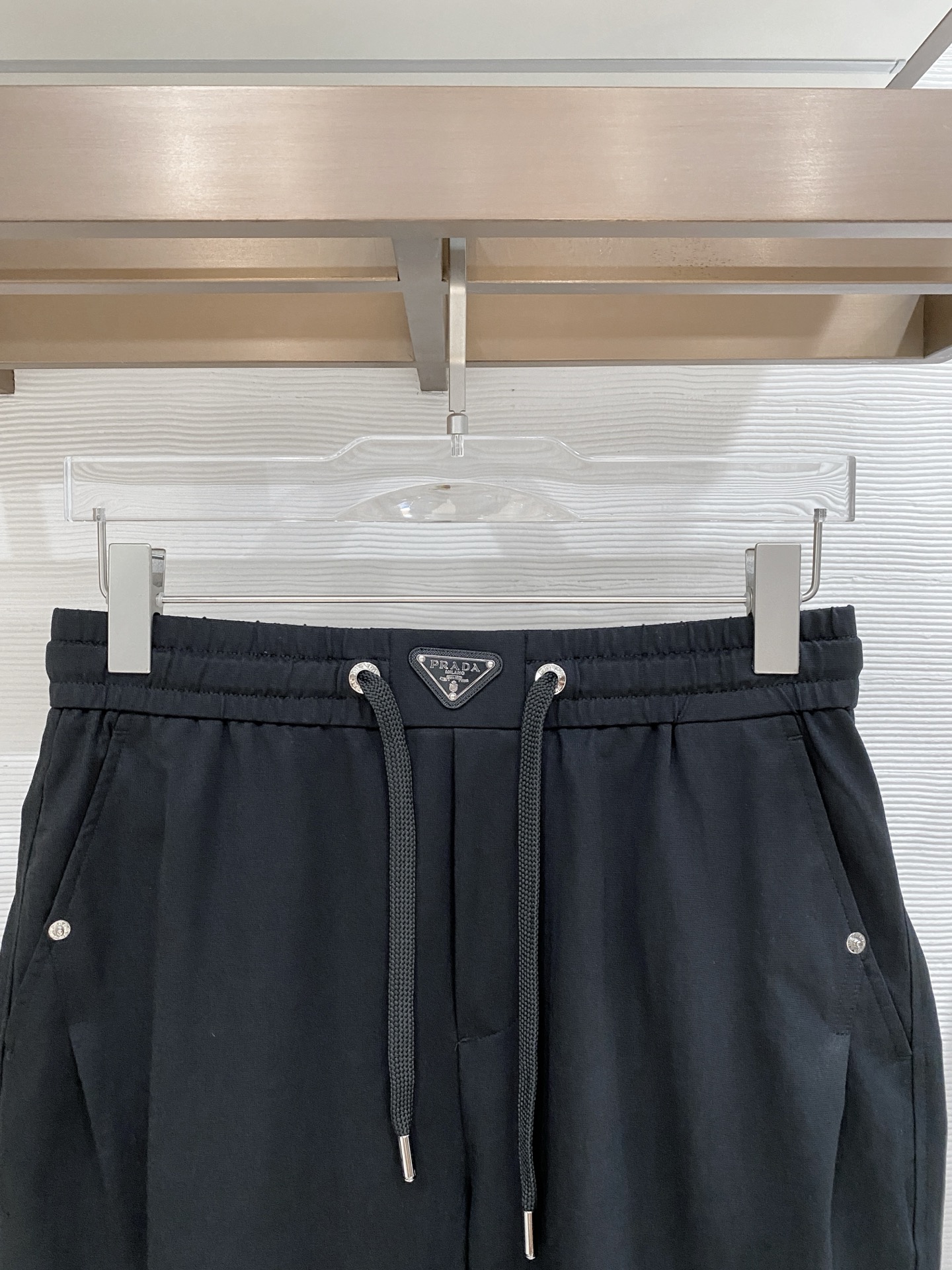 Prada   男士精品休闲裤顶级面料休闲裤，最新款上身版型无敌正!绝对可以闭眼收的一款此款裤子非常百搭