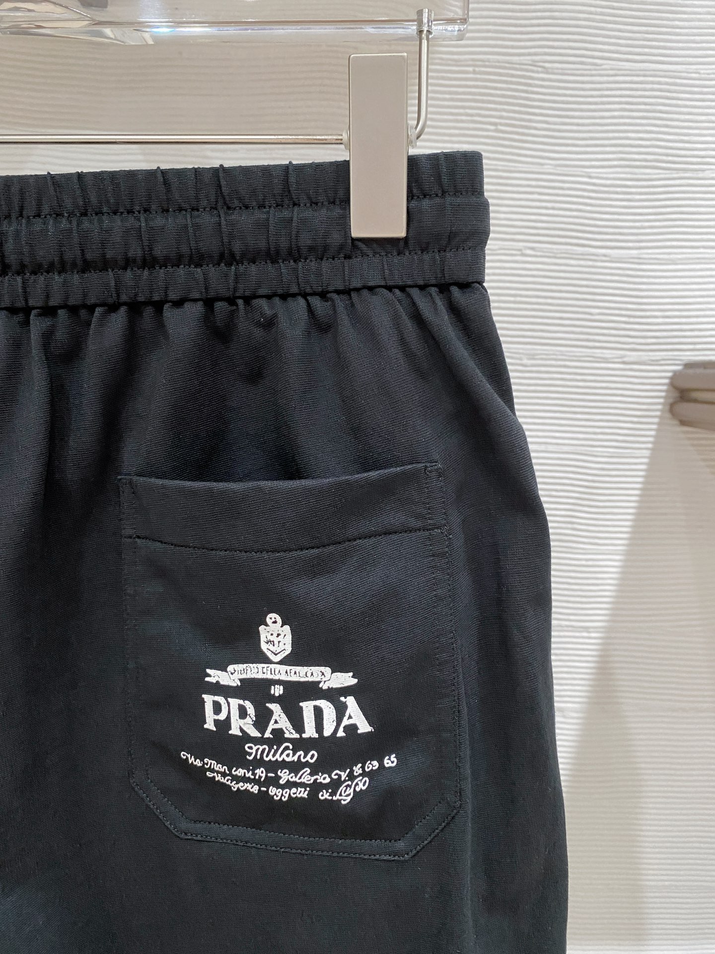 Prada   男士精品休闲裤顶级面料休闲裤，最新款上身版型无敌正!绝对可以闭眼收的一款此款裤子非常百搭