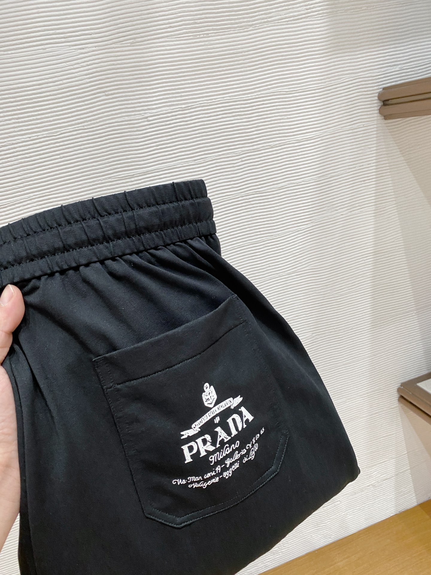 Prada   男士精品休闲裤顶级面料休闲裤，最新款上身版型无敌正!绝对可以闭眼收的一款此款裤子非常百搭