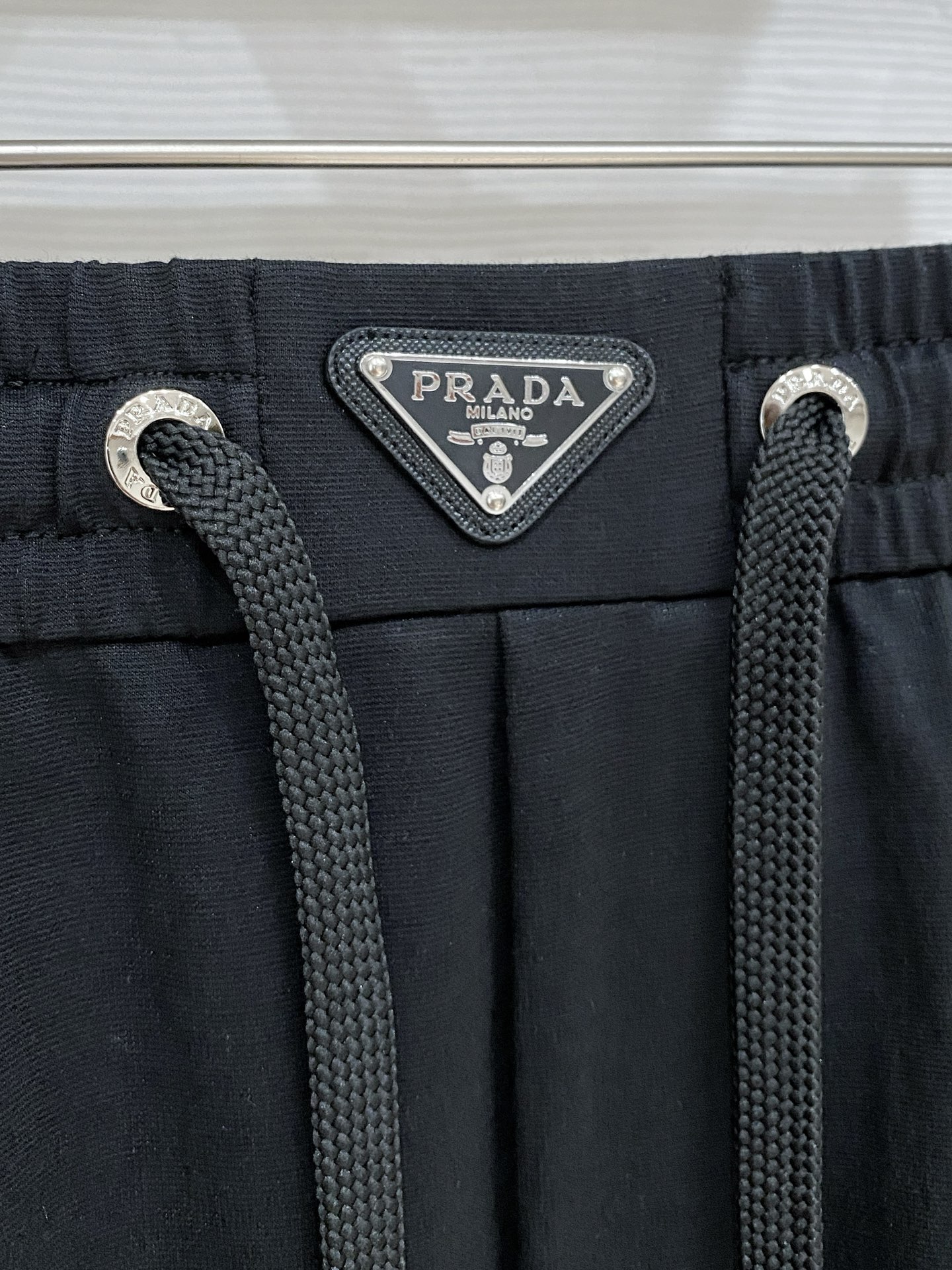 Prada   男士精品休闲裤顶级面料休闲裤，最新款上身版型无敌正!绝对可以闭眼收的一款此款裤子非常百搭