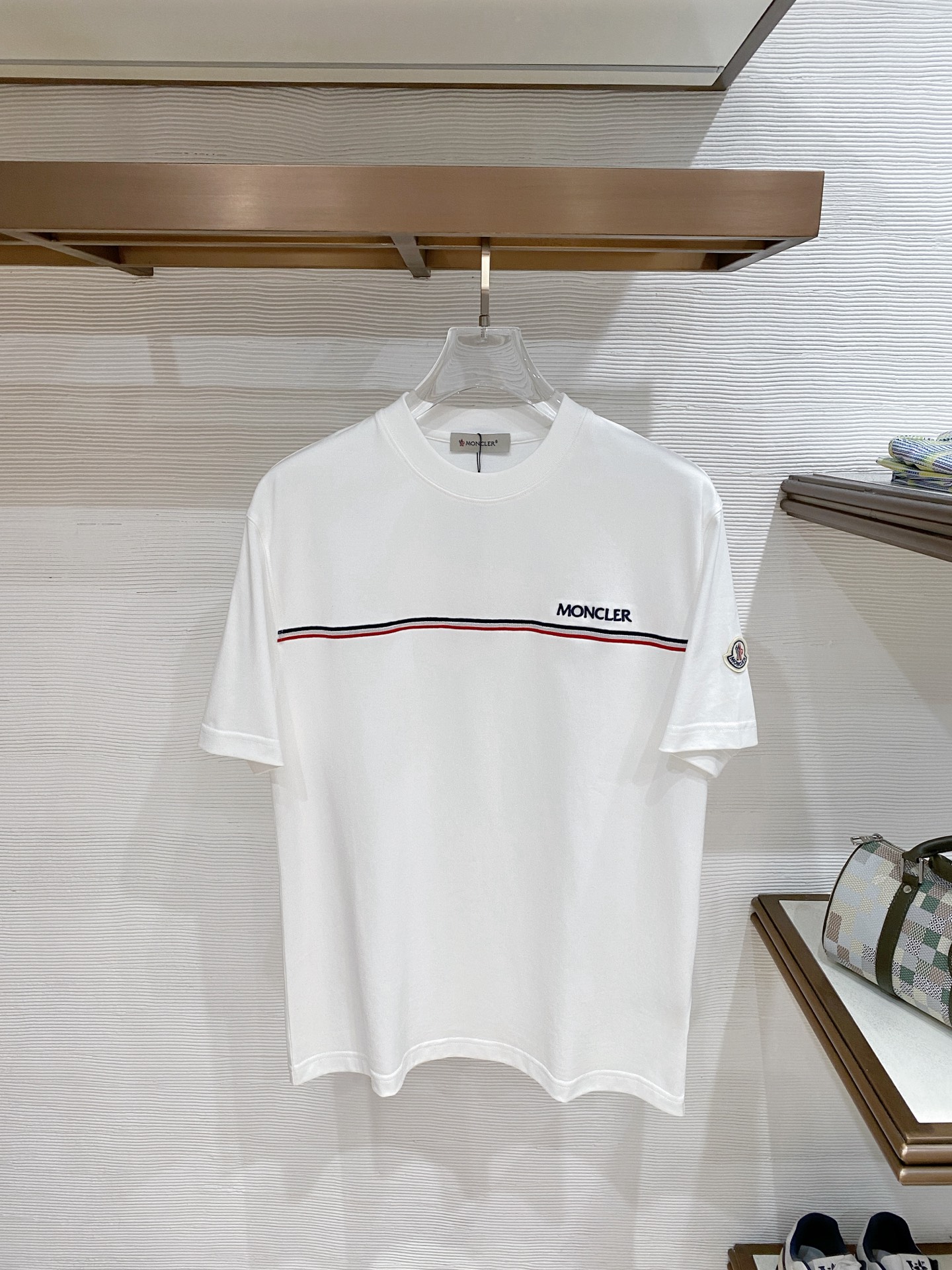 NO:774306,Mengkou. 2026 spring and summer new style debut counter, the latest short-sleeved round neck T-shirt, high-end customization, avant-garde and fashionable design!  The brand logo is designed with heavy craftsmanship. High-end customized mercerized long-staple cotton fabric. Soft to the touch. Comfortable to wear. Exquisite stitching at the counter level. Fine workmanship. The upper body effect is incomparably handsome!  A must-have item for a stylish man!  Color black white Size M-3XL (normal version), Moncler, T-shirt, tees, t-shirt,19860909蒙口.2026春夏新款首发专柜最新款短袖圆领T恤 高端订制 设计前卫时尚！品牌logo重工艺设计 高端定制丝光长绒棉面料.手感柔软.穿着舒适.专柜级别精致车线.做工精细.上身效果无敌帅气！型男必备单品！ 颜色黑色 白色 码数M-3XL（正常版型）,,Moncler,T-shirt,tees，t-shirt,,Men's clothing