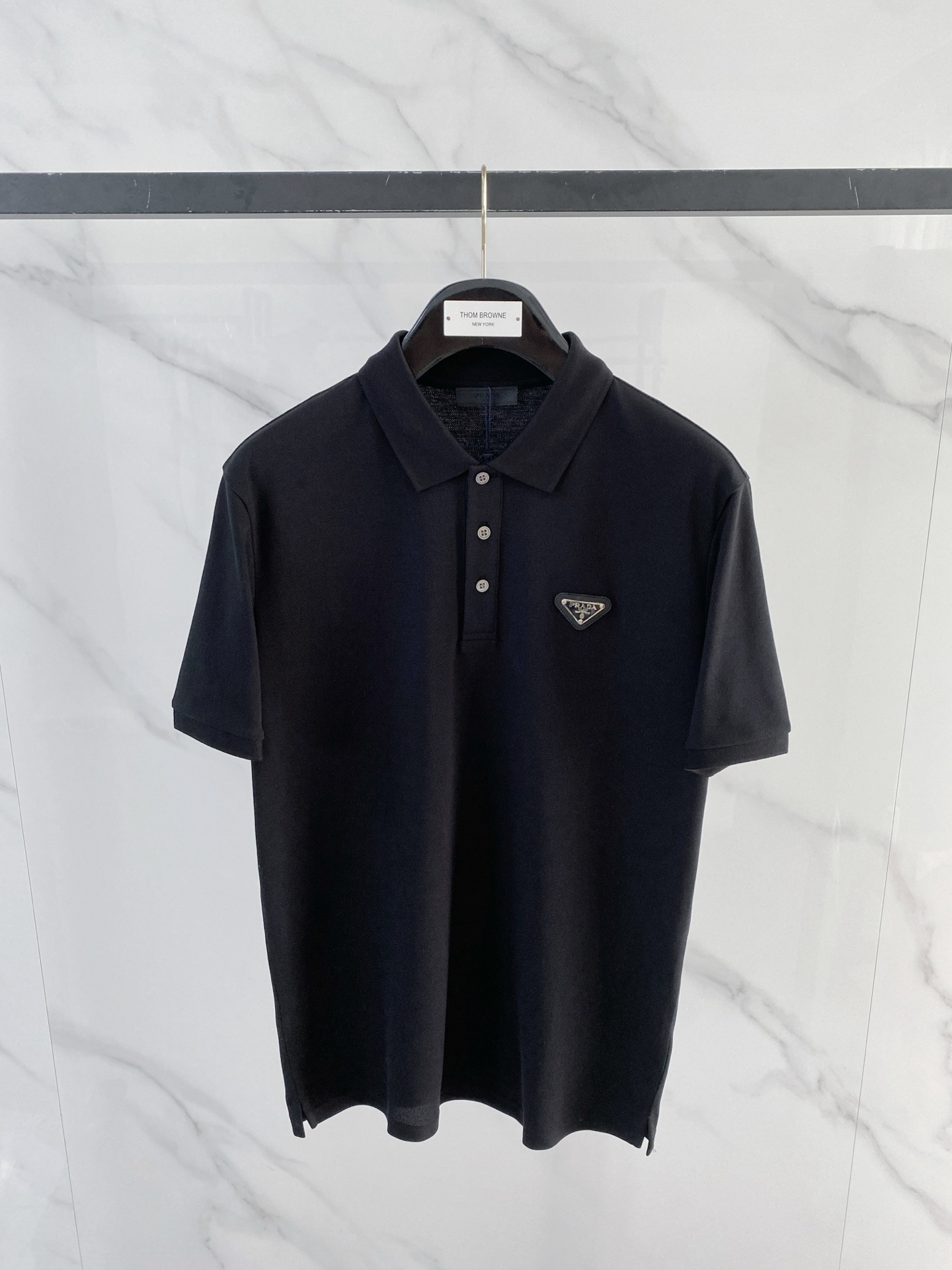 NO:774316,Prada 2026ss new summer logo men's lapel Polo shirt!  Classic business men's style, the ceiling-level business men's style of high-end men's clothing!  Simple and fashionable yet elegant, it looks great when worn alone, and quality control/details control can be taken away with your eyes closed. It is low-key, luxurious and connotative!  The custom-woven mesh pique cotton fabric supplied by the customer is carefully made. The mesh texture is evenly arranged on the surface of the fabric. It has excellent breathability and heat dissipation and perspiration. The upper body comfort is completely better than ordinary single-sided jersey tissue!  The classic brand LOGO on the chest is made with top-notch craftsmanship. The LOGO is three-dimensional, clear and full, and has extraordinary texture. Whether it is worn as an inner layer or worn alone, it is a classic product!  The exquisite tailoring process, every detail is handled very standard and delicately, which cannot be compared with other low-end products on the market. It is a must-have basic and versatile Polo shirt for men!  Size M-3XL data reference M size: bust 104cm-shoulder width 45cm-shirt length 69cm-sleeve length 21cm L size: bust 108cm-shoulder width 46cm-shirt length 70cm-sleeve length 22cm XL size: bust 112cm-shoulder width 47cm-shirt length 71cm-sleeve length 23cm  XXL code: Bust 116cm - Shoulder width 48cm - Clothes length 72cm - Sleeve length 24cm 3XL code: Bust 120cm - Shoulder width 49cm - Clothes length 73cm - Sleeve length 24cm,, prada, prada,19860909Prada 普拉达 2026ss夏季新款 logo男士翻领Polo衫！经典商务男款,高端男装的天花板级别的商务男款！简约时尚大气不失优雅,单穿内搭体面过人,品质控/细节控的闭眼带走,低调又奢华有内涵！ 客供定织网眼珠地棉布精心制成,面料表面排列均匀整齐的网眼纹理,透气性和散热排汗性极佳,上身舒适程度完全优于普通单面汗布组织！胸前经典的品牌LOGO标识,采用顶级工艺打造,LOGO立体清晰饱满,质感非凡的特质,无论是内搭还是单穿都是一款经典领域的产品！精妙绝伦的裁剪工艺,每一个细节处理的非常标准细腻,非市面一般LOW货可以媲美的,男士必入基础百搭款Polo衫推荐！ 尺码M-3XL 数据参考 M码:胸围104cm-肩宽45cm-衣长69cm-袖长21cm L码:胸围108cm-肩宽46cm-衣长70cm-袖长22cm XL码:胸围112cm-肩宽47cm-衣长71cm-袖长23cm XXL码:胸围116cm-肩宽48cm-衣长72cm-袖长24cm 3XL码:胸围120cm-肩宽49cm-衣长73cm-袖长24cm,,prada,prada,,Men's clothing