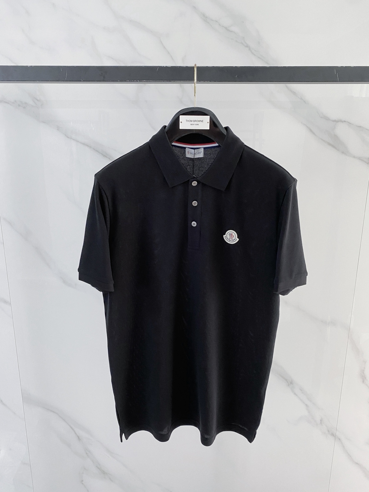 NO:774321,Moncler 2026ss new summer logo men's lapel Polo shirt!  Classic business men's style, the ceiling-level business men's style of high-end men's clothing!  Simple and fashionable yet elegant, it looks great when worn alone, and quality control/details control can be taken away with your eyes closed. It is low-key, luxurious and connotative!  The custom-woven mesh pique cotton fabric supplied by the customer is carefully made. The mesh texture is evenly arranged on the surface of the fabric. It has excellent breathability and heat dissipation and perspiration. The upper body comfort is completely better than ordinary single-sided jersey tissue!  The classic brand LOGO on the chest is made with top-notch craftsmanship. The LOGO is three-dimensional, clear and full, and has extraordinary texture. Whether it is worn as an inner layer or worn alone, it is a classic product!  The exquisite tailoring process, every detail is handled very standard and delicately, which cannot be compared with other low-end products on the market. It is a must-have basic and versatile Polo shirt for men!  Size M-3XL data reference M size: bust 104cm-shoulder width 45cm-shirt length 69cm-sleeve length 21cm L size: bust 108cm-shoulder width 46cm-shirt length 70cm-sleeve length 22cm XL size: bust 112cm-shoulder width 47cm-shirt length 71cm-sleeve length 23cm  XXL code: Bust 116cm - Shoulder width 48cm - Clothes length 72cm - Sleeve length 24cm 3XL code: Bust 120cm - Shoulder width 49cm - Clothes length 73cm - Sleeve length 24cm,,Moncler,19860909Moncler 蒙口 2026ss夏季新款 logo男士翻领Polo衫！经典商务男款,高端男装的天花板级别的商务男款！简约时尚大气不失优雅,单穿内搭体面过人,品质控/细节控的闭眼带走,低调又奢华有内涵！ 客供定织网眼珠地棉布精心制成,面料表面排列均匀整齐的网眼纹理,透气性和散热排汗性极佳,上身舒适程度完全优于普通单面汗布组织！胸前经典的品牌LOGO标识,采用顶级工艺打造,LOGO立体清晰饱满,质感非凡的特质,无论是内搭还是单穿都是一款经典领域的产品！精妙绝伦的裁剪工艺,每一个细节处理的非常标准细腻,非市面一般LOW货可以媲美的,男士必入基础百搭款Polo衫推荐！ 尺码M-3XL 数据参考 M码:胸围104cm-肩宽45cm-衣长69cm-袖长21cm L码:胸围108cm-肩宽46cm-衣长70cm-袖长22cm XL码:胸围112cm-肩宽47cm-衣长71cm-袖长23cm XXL码:胸围116cm-肩宽48cm-衣长72cm-袖长24cm 3XL码:胸围120cm-肩宽49cm-衣长73cm-袖长24cm,,Moncler,,Men's clothing