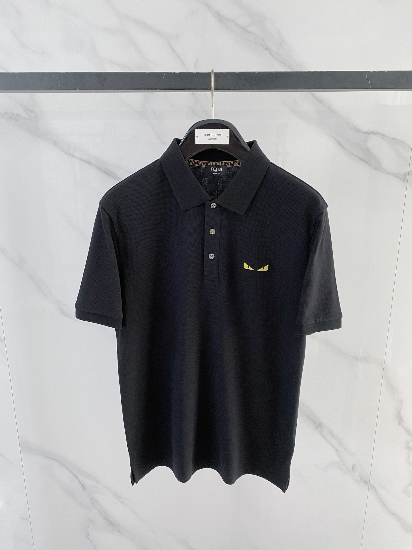 NO:774336,Fendi Fendi 2026ss new summer logo men's lapel Polo shirt!  Classic business men's style, the ceiling-level business men's style of high-end men's clothing!  Simple and fashionable yet elegant, it looks great when worn alone, and quality control/details control can be taken away with your eyes closed. It is low-key, luxurious and connotative!  The custom-woven mesh pique cotton fabric supplied by the customer is carefully made. The mesh texture is evenly arranged on the surface of the fabric. It has excellent breathability and heat dissipation and perspiration. The upper body comfort is completely better than ordinary single-sided jersey tissue!  The classic brand LOGO on the chest is made with top-notch craftsmanship. The LOGO is three-dimensional, clear and full, and has extraordinary texture. Whether it is worn as an inner layer or worn alone, it is a classic product!  The exquisite tailoring process, every detail is handled very standard and delicately, which cannot be compared with other low-end products on the market. It is a must-have basic and versatile Polo shirt for men!  Size M-3XL data reference M size: bust 104cm-shoulder width 45cm-shirt length 69cm-sleeve length 21cm L size: bust 108cm-shoulder width 46cm-shirt length 70cm-sleeve length 22cm XL size: bust 112cm-shoulder width 47cm-shirt length 71cm-sleeve length 23cm  XXL code: Bust 116cm - Shoulder width 48cm - Clothing length 72cm - Sleeve length 24cm 3XL code: Bust 120cm - Shoulder width 49cm - Clothing length 73cm - Sleeve length 24cm,,fendi,fendi,19860909Fendi 芬迪 2026ss夏季新款 logo男士翻领Polo衫！经典商务男款,高端男装的天花板级别的商务男款！简约时尚大气不失优雅,单穿内搭体面过人,品质控/细节控的闭眼带走,低调又奢华有内涵！ 客供定织网眼珠地棉布精心制成,面料表面排列均匀整齐的网眼纹理,透气性和散热排汗性极佳,上身舒适程度完全优于普通单面汗布组织！胸前经典的品牌LOGO标识,采用顶级工艺打造,LOGO立体清晰饱满,质感非凡的特质,无论是内搭还是单穿都是一款经典领域的产品！精妙绝伦的裁剪工艺,每一个细节处理的非常标准细腻,非市面一般LOW货可以媲美的,男士必入基础百搭款Polo衫推荐！ 尺码M-3XL 数据参考 M码:胸围104cm-肩宽45cm-衣长69cm-袖长21cm L码:胸围108cm-肩宽46cm-衣长70cm-袖长22cm XL码:胸围112cm-肩宽47cm-衣长71cm-袖长23cm XXL码:胸围116cm-肩宽48cm-衣长72cm-袖长24cm 3XL码:胸围120cm-肩宽49cm-衣长73cm-袖长24cm,,fendi,fendi,,Men's clothing