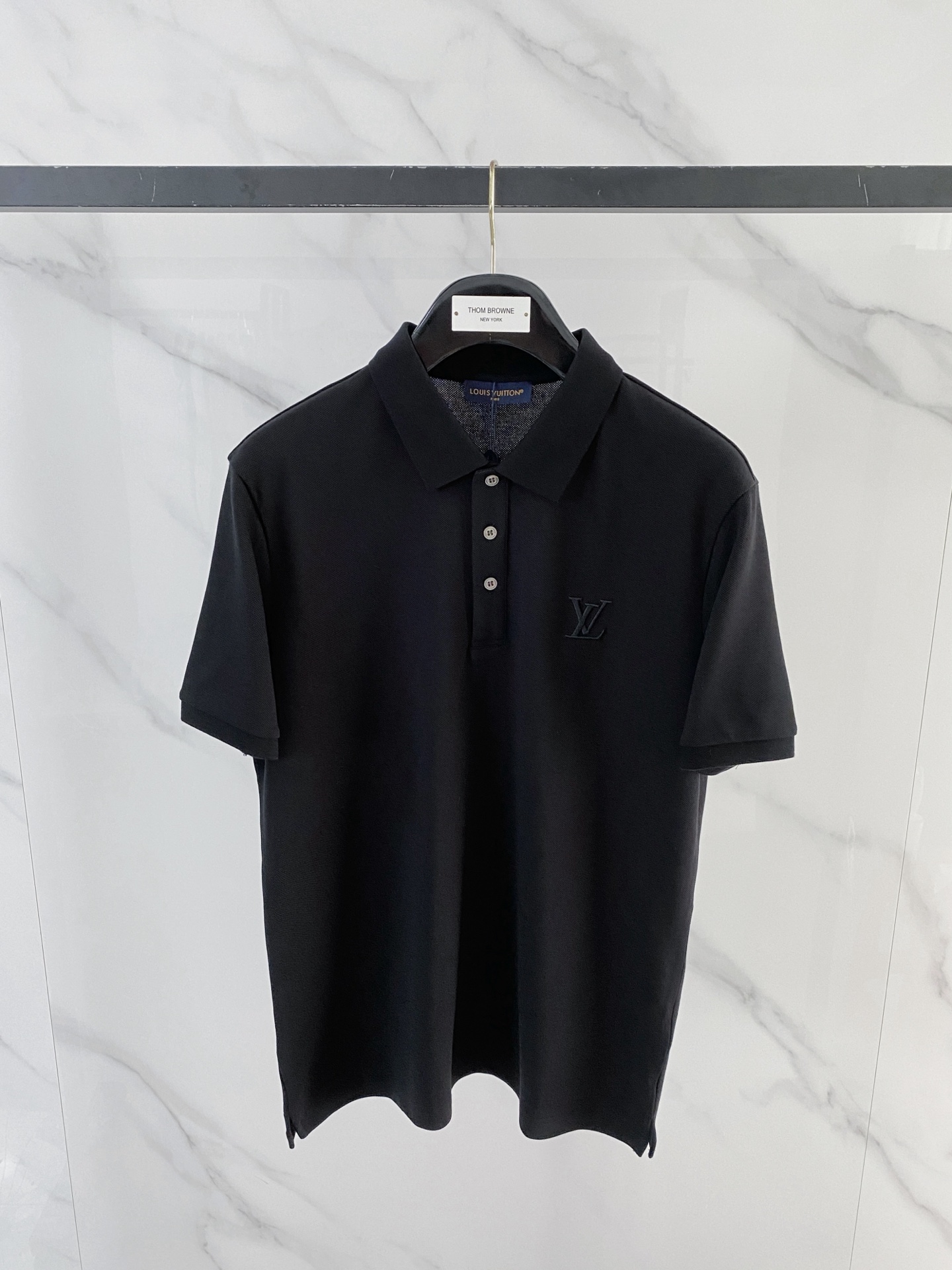 NO:774353,LV 2026ss new summer logo men’s lapel Polo shirt!  Classic business men's style, the ceiling-level business men's style of high-end men's clothing!  Simple and fashionable yet elegant, it looks great when worn alone, and quality control/details control can be taken away with your eyes closed. It is low-key, luxurious and connotative!  The custom-woven mesh pique cotton fabric supplied by the customer is carefully made. The mesh texture is evenly arranged on the surface of the fabric. It has excellent breathability and heat dissipation and perspiration. The upper body comfort is completely better than ordinary single-sided jersey tissue!  The classic brand LOGO on the chest is made with top-notch craftsmanship. The LOGO is three-dimensional, clear and full, and has extraordinary texture. Whether it is worn as an inner layer or worn alone, it is a classic product!  The exquisite tailoring process, every detail is handled very standard and delicately, which cannot be compared with other low-end products on the market. It is a must-have basic and versatile Polo shirt for men!  Size M-3XL data reference M size: bust 104cm-shoulder width 45cm-shirt length 69cm-sleeve length 21cm L size: bust 108cm-shoulder width 46cm-shirt length 70cm-sleeve length 22cm XL size: bust 112cm-shoulder width 47cm-shirt length 71cm-sleeve length 23cm  XXL code: Bust 116cm - Shoulder width 48cm - Clothes length 72cm - Sleeve length 24cm 3XL code: Bust 120cm - Shoulder width 49cm - Clothes length 73cm - Sleeve length 24cm,, louis vuitton,19860909LV 2026ss夏季新款 logo男士翻领Polo衫！经典商务男款,高端男装的天花板级别的商务男款！简约时尚大气不失优雅,单穿内搭体面过人,品质控/细节控的闭眼带走,低调又奢华有内涵！ 客供定织网眼珠地棉布精心制成,面料表面排列均匀整齐的网眼纹理,透气性和散热排汗性极佳,上身舒适程度完全优于普通单面汗布组织！胸前经典的品牌LOGO标识,采用顶级工艺打造,LOGO立体清晰饱满,质感非凡的特质,无论是内搭还是单穿都是一款经典领域的产品！精妙绝伦的裁剪工艺,每一个细节处理的非常标准细腻,非市面一般LOW货可以媲美的,男士必入基础百搭款Polo衫推荐！ 尺码M-3XL 数据参考 M码:胸围104cm-肩宽45cm-衣长69cm-袖长21cm L码:胸围108cm-肩宽46cm-衣长70cm-袖长22cm XL码:胸围112cm-肩宽47cm-衣长71cm-袖长23cm XXL码:胸围116cm-肩宽48cm-衣长72cm-袖长24cm 3XL码:胸围120cm-肩宽49cm-衣长73cm-袖长24cm,,louis vuitton,,Men's clothing