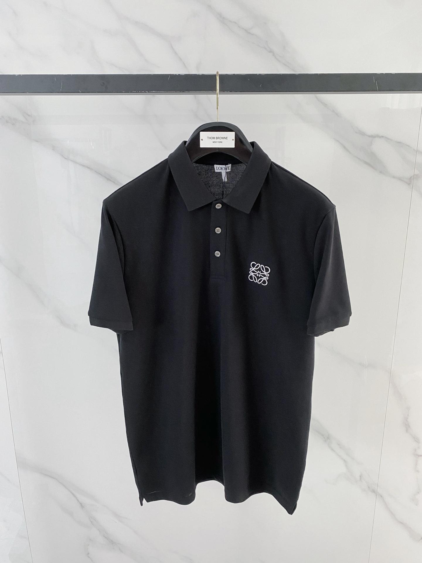 NO:774326,Loewe 2026ss new summer logo men's lapel Polo shirt!  Classic business men's style, the ceiling-level business men's style of high-end men's clothing!  Simple and fashionable yet elegant, it looks great when worn alone, and quality control/details control can be taken away with your eyes closed. It is low-key, luxurious and connotative!  The custom-woven mesh pique cotton fabric supplied by the customer is carefully made. The mesh texture is evenly arranged on the surface of the fabric. It has excellent breathability and heat dissipation and perspiration. The upper body comfort is completely better than ordinary single-sided jersey tissue!  The classic brand LOGO on the chest is made with top-notch craftsmanship. The LOGO is three-dimensional, clear and full, and has extraordinary texture. Whether it is worn as an inner layer or worn alone, it is a classic product!  The exquisite tailoring process, every detail is handled very standard and delicately, which cannot be compared with other low-end products on the market. It is a must-have basic and versatile Polo shirt for men!  Size M-3XL data reference M size: bust 104cm-shoulder width 45cm-shirt length 69cm-sleeve length 21cm L size: bust 108cm-shoulder width 46cm-shirt length 70cm-sleeve length 22cm XL size: bust 112cm-shoulder width 47cm-shirt length 71cm-sleeve length 23cm  XXL code: Bust 116cm - Shoulder width 48cm - Clothes length 72cm - Sleeve length 24cm 3XL code: Bust 120cm - Shoulder width 49cm - Clothes length 73cm - Sleeve length 24cm,,loewe,loewe,19860909Loewe 罗意威 2026ss夏季新款 logo男士翻领Polo衫！经典商务男款,高端男装的天花板级别的商务男款！简约时尚大气不失优雅,单穿内搭体面过人,品质控/细节控的闭眼带走,低调又奢华有内涵！ 客供定织网眼珠地棉布精心制成,面料表面排列均匀整齐的网眼纹理,透气性和散热排汗性极佳,上身舒适程度完全优于普通单面汗布组织！胸前经典的品牌LOGO标识,采用顶级工艺打造,LOGO立体清晰饱满,质感非凡的特质,无论是内搭还是单穿都是一款经典领域的产品！精妙绝伦的裁剪工艺,每一个细节处理的非常标准细腻,非市面一般LOW货可以媲美的,男士必入基础百搭款Polo衫推荐！ 尺码M-3XL 数据参考 M码:胸围104cm-肩宽45cm-衣长69cm-袖长21cm L码:胸围108cm-肩宽46cm-衣长70cm-袖长22cm XL码:胸围112cm-肩宽47cm-衣长71cm-袖长23cm XXL码:胸围116cm-肩宽48cm-衣长72cm-袖长24cm 3XL码:胸围120cm-肩宽49cm-衣长73cm-袖长24cm,,loewe,loewe,,Men's clothing