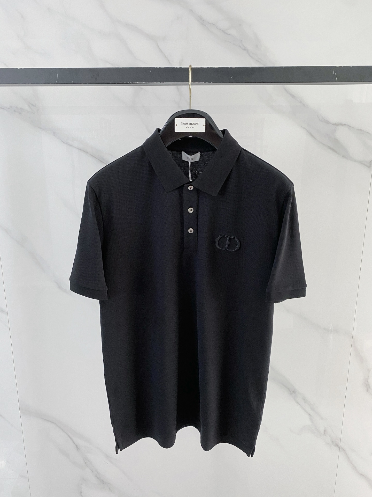 NO:774331,Dior Dior 2026ss new summer logo men's lapel Polo shirt!  Classic business men's style, the ceiling-level business men's style of high-end men's clothing!  Simple and fashionable yet elegant, it looks great when worn alone, and quality control/details control can be taken away with your eyes closed. It is low-key, luxurious and connotative!  The custom-woven mesh pique cotton fabric supplied by the customer is carefully made. The mesh texture is evenly arranged on the surface of the fabric. It has excellent breathability and heat dissipation and perspiration. The upper body comfort is completely better than ordinary single-sided jersey tissue!  The classic brand LOGO on the chest is made with top-notch craftsmanship. The LOGO is three-dimensional, clear and full, and has extraordinary texture. Whether it is worn as an inner layer or worn alone, it is a classic product!  The exquisite tailoring process, every detail is handled very standard and delicately, which cannot be compared with other low-end products on the market. It is a must-have basic and versatile Polo shirt for men!  Size M-3XL data reference M size: bust 104cm-shoulder width 45cm-shirt length 69cm-sleeve length 21cm L size: bust 108cm-shoulder width 46cm-shirt length 70cm-sleeve length 22cm XL size: bust 112cm-shoulder width 47cm-shirt length 71cm-sleeve length 23cm  XXL code: Bust 116cm - Shoulder width 48cm - Clothing length 72cm - Sleeve length 24cm 3XL code: Bust 120cm - Shoulder width 49cm - Clothing length 73cm - Sleeve length 24cm,, dior, dior,19860909Dior 迪奥 2026ss夏季新款 logo男士翻领Polo衫！经典商务男款,高端男装的天花板级别的商务男款！简约时尚大气不失优雅,单穿内搭体面过人,品质控/细节控的闭眼带走,低调又奢华有内涵！ 客供定织网眼珠地棉布精心制成,面料表面排列均匀整齐的网眼纹理,透气性和散热排汗性极佳,上身舒适程度完全优于普通单面汗布组织！胸前经典的品牌LOGO标识,采用顶级工艺打造,LOGO立体清晰饱满,质感非凡的特质,无论是内搭还是单穿都是一款经典领域的产品！精妙绝伦的裁剪工艺,每一个细节处理的非常标准细腻,非市面一般LOW货可以媲美的,男士必入基础百搭款Polo衫推荐！ 尺码M-3XL 数据参考 M码:胸围104cm-肩宽45cm-衣长69cm-袖长21cm L码:胸围108cm-肩宽46cm-衣长70cm-袖长22cm XL码:胸围112cm-肩宽47cm-衣长71cm-袖长23cm XXL码:胸围116cm-肩宽48cm-衣长72cm-袖长24cm 3XL码:胸围120cm-肩宽49cm-衣长73cm-袖长24cm,,dior,dior,,Men's clothing