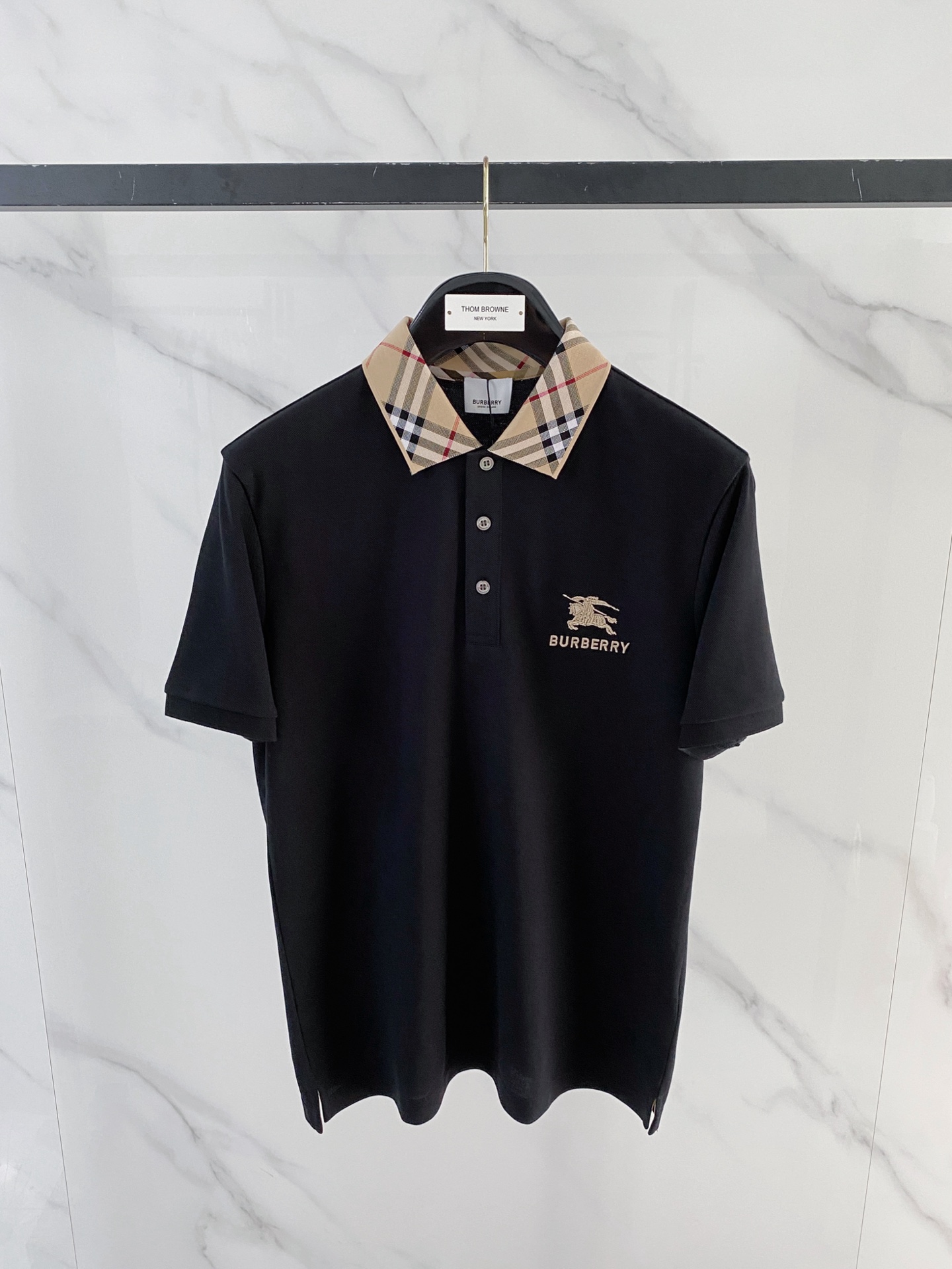 NO:774357,Burberry 2026ss new summer logo men's lapel Polo shirt!  Classic business men's style, the ceiling-level business men's style of high-end men's clothing!  Simple and fashionable yet elegant, it looks great when worn alone, and quality control/details control can be taken away with your eyes closed. It is low-key, luxurious and connotative!  The custom-woven mesh pique cotton fabric supplied by the customer is carefully made. The mesh texture is evenly arranged on the surface of the fabric. It has excellent breathability and heat dissipation and perspiration. The upper body comfort is completely better than ordinary single-sided jersey tissue!  The classic brand LOGO on the chest is made with top-notch craftsmanship. The LOGO is three-dimensional, clear and full, and has extraordinary texture. Whether it is worn as an inner layer or worn alone, it is a classic product!  The exquisite tailoring process, every detail is handled very standard and delicately, which cannot be compared with other low-end products on the market. It is a must-have basic and versatile Polo shirt for men!  Size M-3XL data reference M size: bust 104cm-shoulder width 45cm-shirt length 69cm-sleeve length 21cm L size: bust 108cm-shoulder width 46cm-shirt length 70cm-sleeve length 22cm XL size: bust 112cm-shoulder width 47cm-shirt length 71cm-sleeve length 23cm  XXL code: Bust 116cm - Shoulder width 48cm - Clothing length 72cm - Sleeve length 24cm 3XL code: Bust 120cm - Shoulder width 49cm - Clothing length 73cm - Sleeve length 24cm,, burberry, burberry,19860909Burberry 巴宝莉 2026ss夏季新款 logo男士翻领Polo衫！经典商务男款,高端男装的天花板级别的商务男款！简约时尚大气不失优雅,单穿内搭体面过人,品质控/细节控的闭眼带走,低调又奢华有内涵！ 客供定织网眼珠地棉布精心制成,面料表面排列均匀整齐的网眼纹理,透气性和散热排汗性极佳,上身舒适程度完全优于普通单面汗布组织！胸前经典的品牌LOGO标识,采用顶级工艺打造,LOGO立体清晰饱满,质感非凡的特质,无论是内搭还是单穿都是一款经典领域的产品！精妙绝伦的裁剪工艺,每一个细节处理的非常标准细腻,非市面一般LOW货可以媲美的,男士必入基础百搭款Polo衫推荐！ 尺码M-3XL 数据参考 M码:胸围104cm-肩宽45cm-衣长69cm-袖长21cm L码:胸围108cm-肩宽46cm-衣长70cm-袖长22cm XL码:胸围112cm-肩宽47cm-衣长71cm-袖长23cm XXL码:胸围116cm-肩宽48cm-衣长72cm-袖长24cm 3XL码:胸围120cm-肩宽49cm-衣长73cm-袖长24cm,,burberry,burberry,,Men's clothing