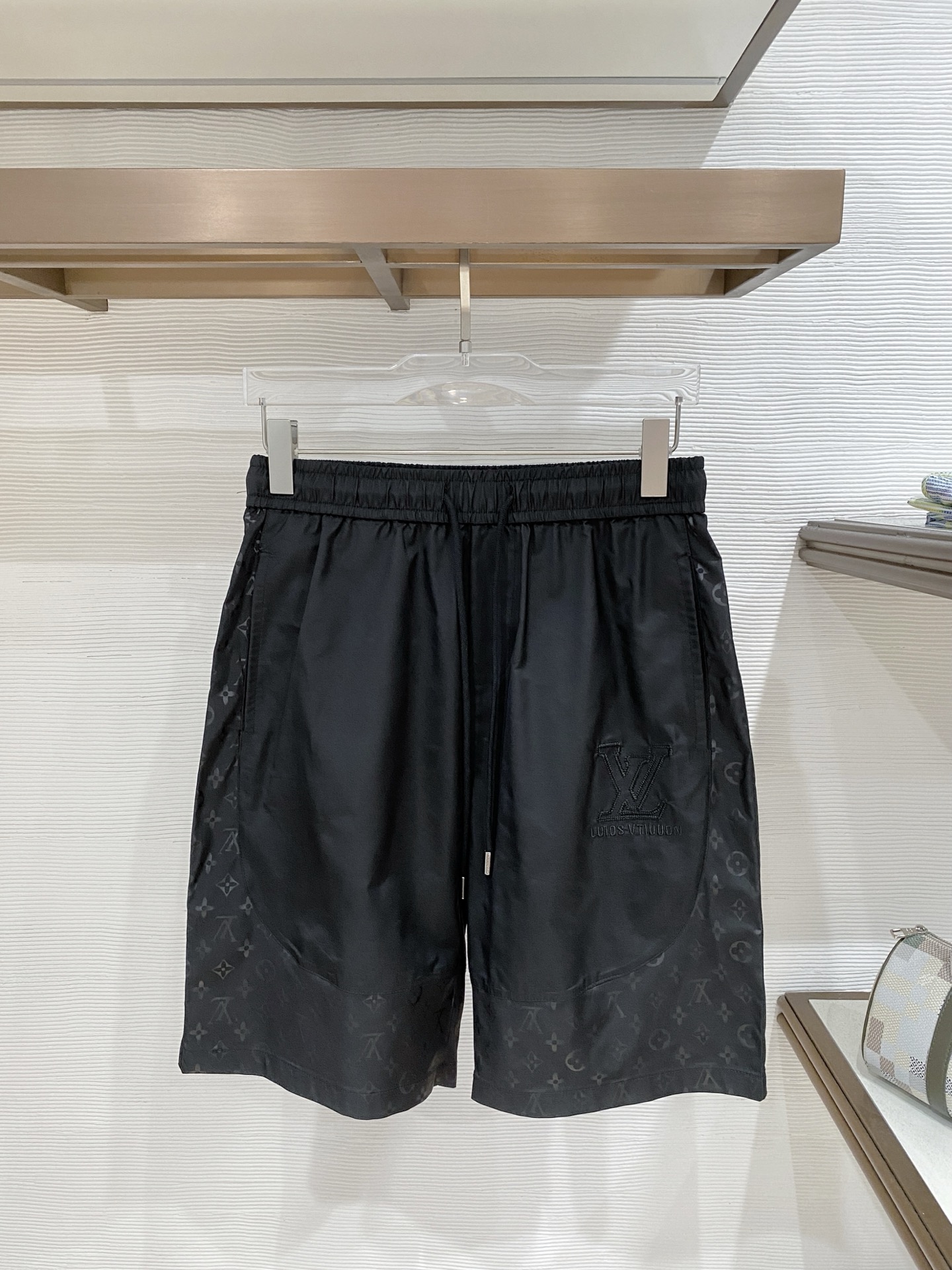 NO:775294,LV three-standard complete 2026 summer new men's casual shorts, advanced custom-made breathable fabrics, extremely breathable, elastic and comfortable, impeccable details, top-grade accessories, original logo design concept, delicate and soft feel!  The upper body fit is awesome!  Sizes M-XXXL, please state your height and weight when ordering,,louis vuitton,shorts,19860909LV 三标齐全 2026夏季新款男士休闲短裤,高级定制面料透气面料 透气弹力舒适度极高,细节无可挑剔,顶级辅料配备,原版logo设计理念,手感细腻柔软！上身版型超赞！尺码M-XXXL下单报身高体重,,louis vuitton,shorts,,Men's clothing