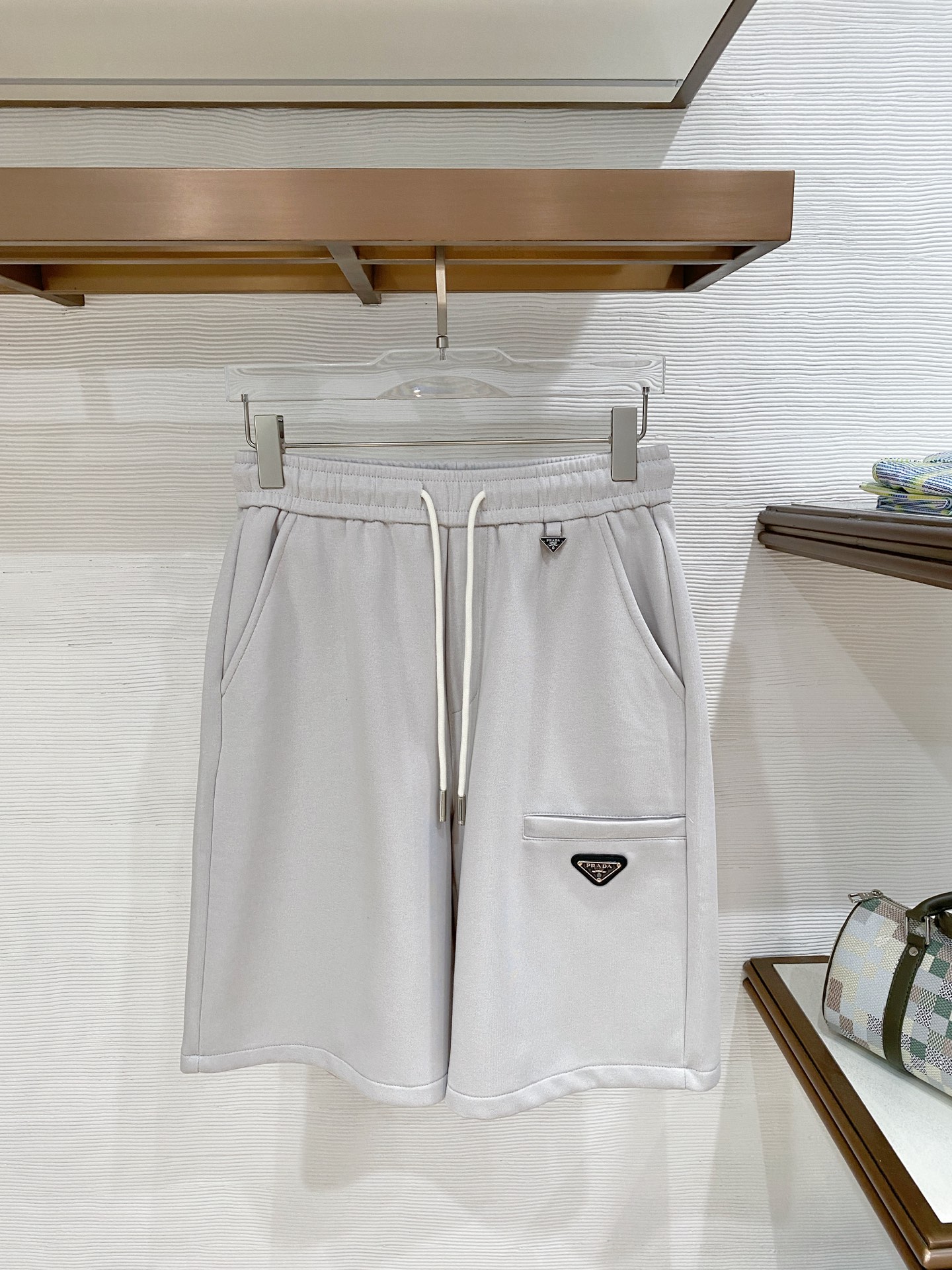 NO:775257,Prada's three-standard complete 2026 new summer men's casual shorts, advanced custom-made breathable fabrics, extremely breathable, elastic and comfortable, impeccable details, top-grade accessories, original logo design concept, delicate and soft feel!  The upper body fit is awesome!  Sizes M-XXXL, please state your height and weight when ordering, prada, shorts,19860909普拉达 三标齐全 2026夏季新款男士休闲短裤,高级定制面料透气面料 透气弹力舒适度极高,细节无可挑剔,顶级辅料配备,原版logo设计理念,手感细腻柔软！上身版型超赞！尺码M-XXXL下单报身高体重,,prada,shorts,,Men's clothing