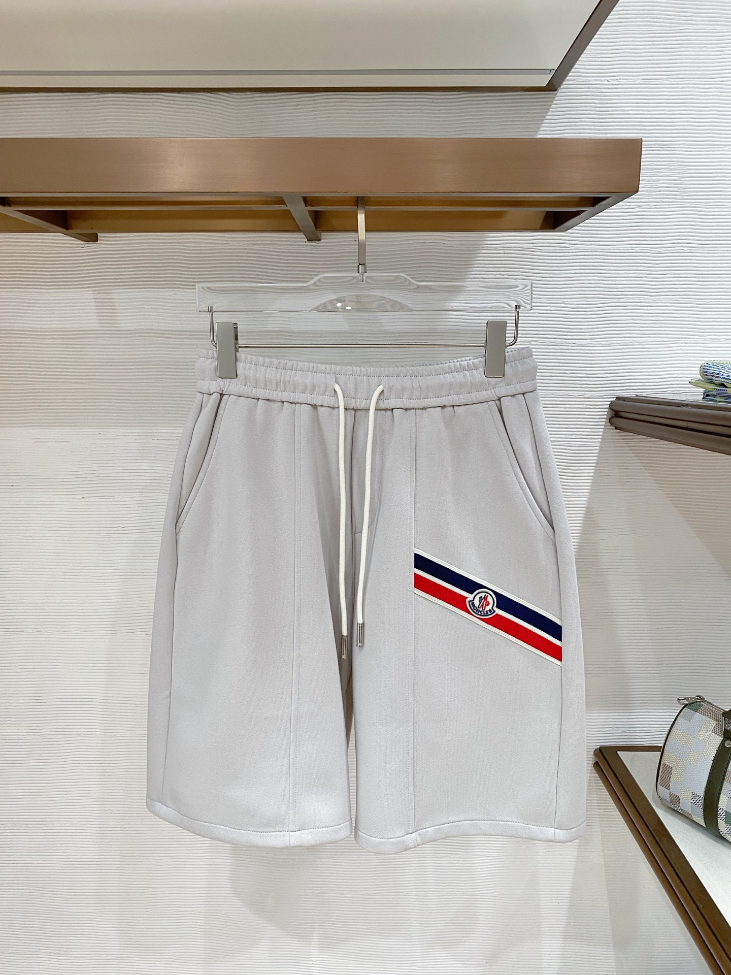 NO:775262,Mouth-mounted, complete with three standards, 2026 new summer men's casual shorts, advanced custom-made breathable fabrics, extremely breathable, elastic and comfortable, with impeccable details, top-grade accessories, original logo design concept, delicate and soft feel!  The upper body fit is awesome!  Sizes M-XXXL, please state your height and weight when ordering,,Moncler,shorts,19860909蒙口 三标齐全 2026夏季新款男士休闲短裤,高级定制面料透气面料 透气弹力舒适度极高,细节无可挑剔,顶级辅料配备,原版logo设计理念,手感细腻柔软！上身版型超赞！尺码M-XXXL下单报身高体重,,Moncler,shorts,,Men's clothing