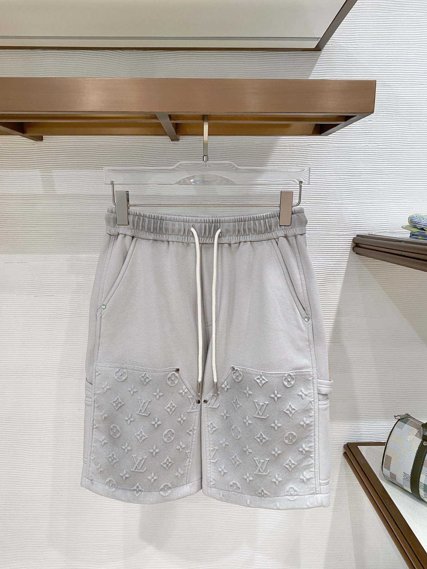 NO:775272,LV three-standard complete 2026 summer new men's casual shorts, advanced custom-made breathable fabrics, extremely breathable, elastic and comfortable, impeccable details, top-grade accessories, original logo design concept, delicate and soft feel!  The upper body fit is awesome!  Sizes M-XXXL, please state your height and weight when ordering,,louis vuitton,shorts,19860909LV 三标齐全 2026夏季新款男士休闲短裤,高级定制面料透气面料 透气弹力舒适度极高,细节无可挑剔,顶级辅料配备,原版logo设计理念,手感细腻柔软！上身版型超赞！尺码M-XXXL下单报身高体重,,louis vuitton,shorts,,Men's clothing