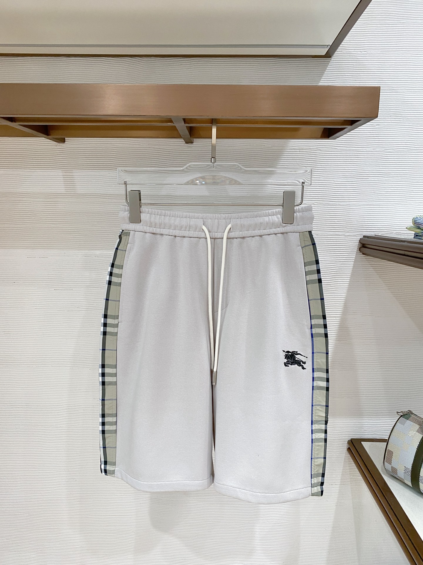 NO:775285,Burberry's three-standard complete 2026 new summer men's casual shorts, advanced custom-made breathable fabrics, extremely breathable, elastic and comfortable, impeccable details, top-grade accessories, original logo design concept, delicate and soft feel!  The upper body fit is awesome!  Sizes M-XXXL, please state your height and weight when ordering, burberry, shorts,19860909巴宝莉 三标齐全 2026夏季新款男士休闲短裤,高级定制面料透气面料 透气弹力舒适度极高,细节无可挑剔,顶级辅料配备,原版logo设计理念,手感细腻柔软！上身版型超赞！尺码M-XXXL下单报身高体重,,burberry,shorts,,Men's clothing