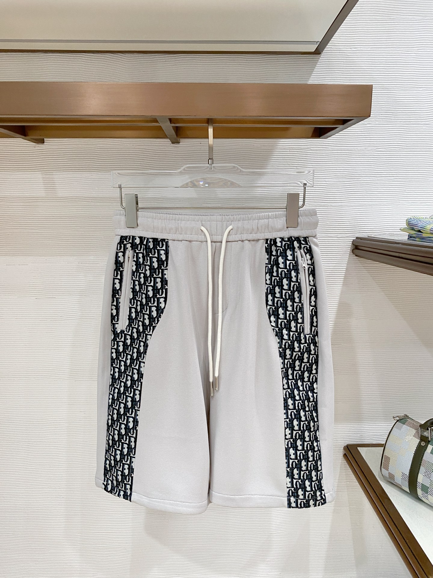 NO:775267,Dior's 2026 new summer men's casual shorts with three complete standards, advanced custom-made breathable fabrics, extremely breathable, elastic and comfortable, impeccable details, top-grade accessories, original logo design concept, delicate and soft feel!  The upper body fit is awesome!  For sizes M-XXXL, please state your height and weight when ordering, dior, shorts,19860909迪奥 三标齐全 2026夏季新款男士休闲短裤,高级定制面料透气面料 透气弹力舒适度极高,细节无可挑剔,顶级辅料配备,原版logo设计理念,手感细腻柔软！上身版型超赞！尺码M-XXXL下单报身高体重,,dior,shorts,,Men's clothing