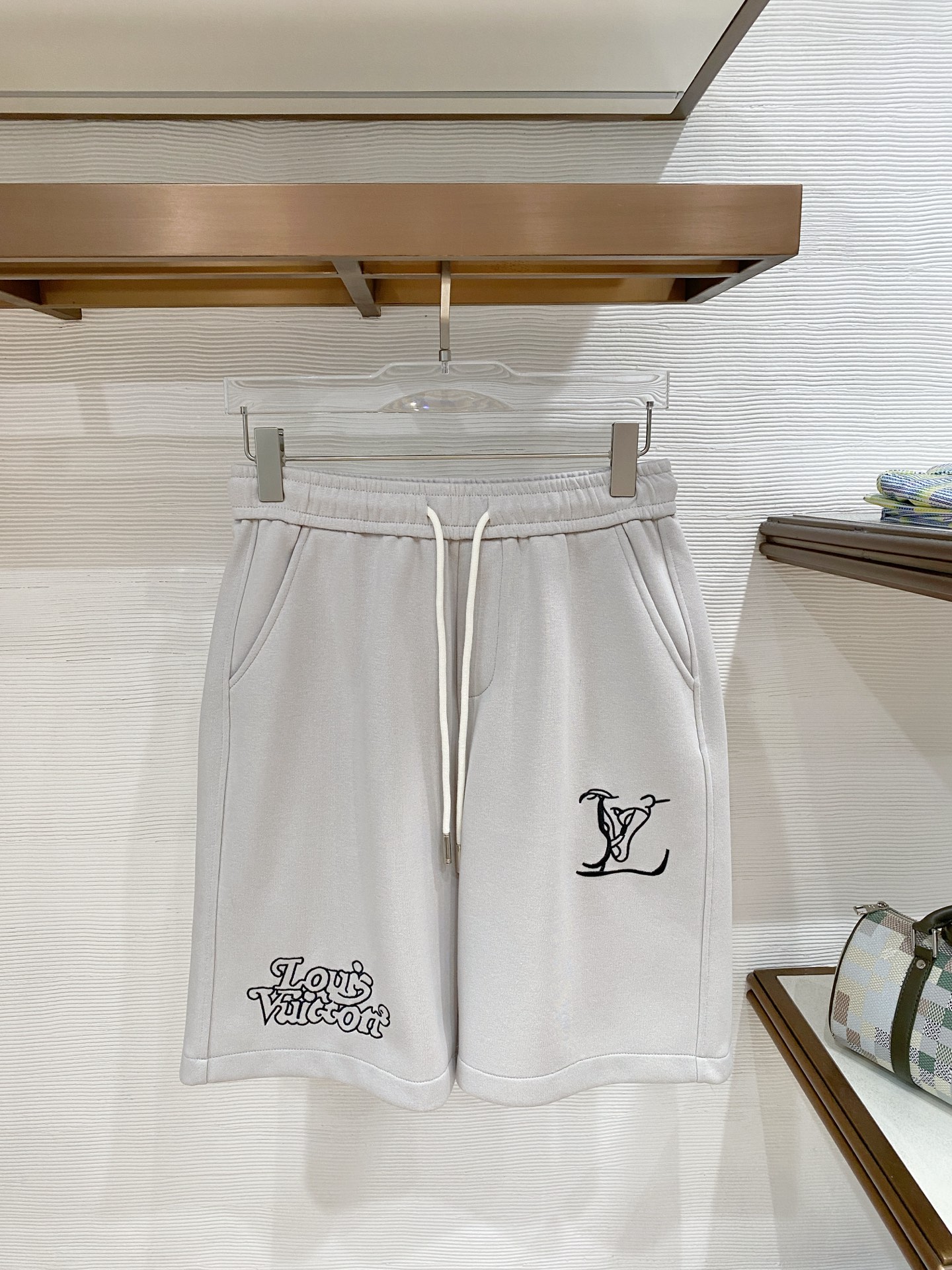 NO:775281,LV three-standard complete 2026 summer new men's casual shorts, advanced custom-made breathable fabrics, extremely breathable, elastic and comfortable, impeccable details, top-grade accessories, original logo design concept, delicate and soft feel!  The upper body fit is awesome!  Sizes M-XXXL, please state your height and weight when ordering,,louis vuitton,shorts,19860909LV 三标齐全 2026夏季新款男士休闲短裤,高级定制面料透气面料 透气弹力舒适度极高,细节无可挑剔,顶级辅料配备,原版logo设计理念,手感细腻柔软！上身版型超赞！尺码M-XXXL下单报身高体重,,louis vuitton,shorts,,Men's clothing