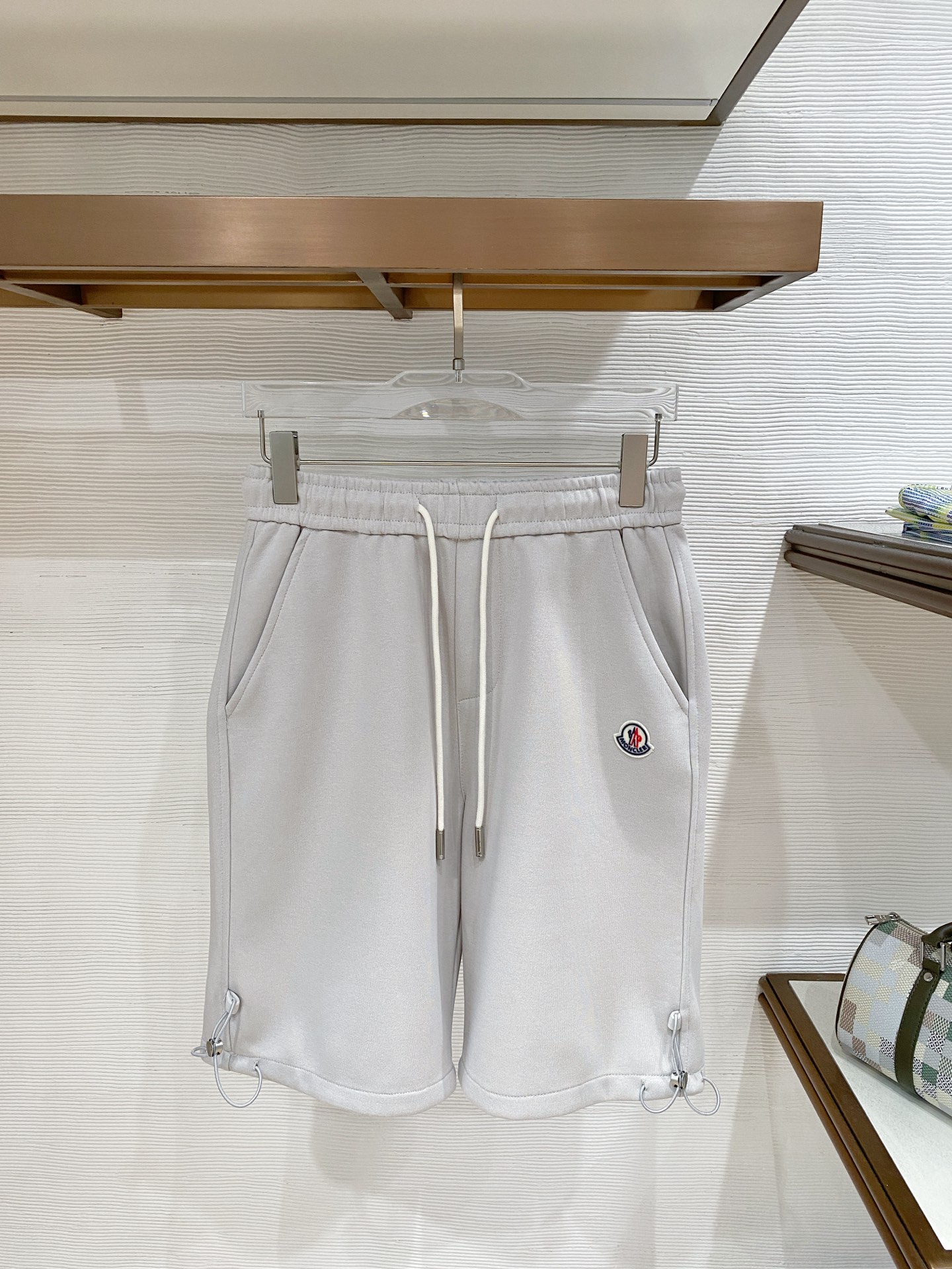 NO:775277,Mouth-mounted, complete with three standards, 2026 new summer men's casual shorts, advanced custom-made breathable fabrics, extremely breathable, elastic and comfortable, with impeccable details, top-grade accessories, original logo design concept, delicate and soft feel!  The upper body fit is awesome!  Sizes M-XXXL, please state your height and weight when ordering,,Moncler,shorts,19860909蒙口 三标齐全 2026夏季新款男士休闲短裤,高级定制面料透气面料 透气弹力舒适度极高,细节无可挑剔,顶级辅料配备,原版logo设计理念,手感细腻柔软！上身版型超赞！尺码M-XXXL下单报身高体重,,Moncler,shorts,,Men's clothing