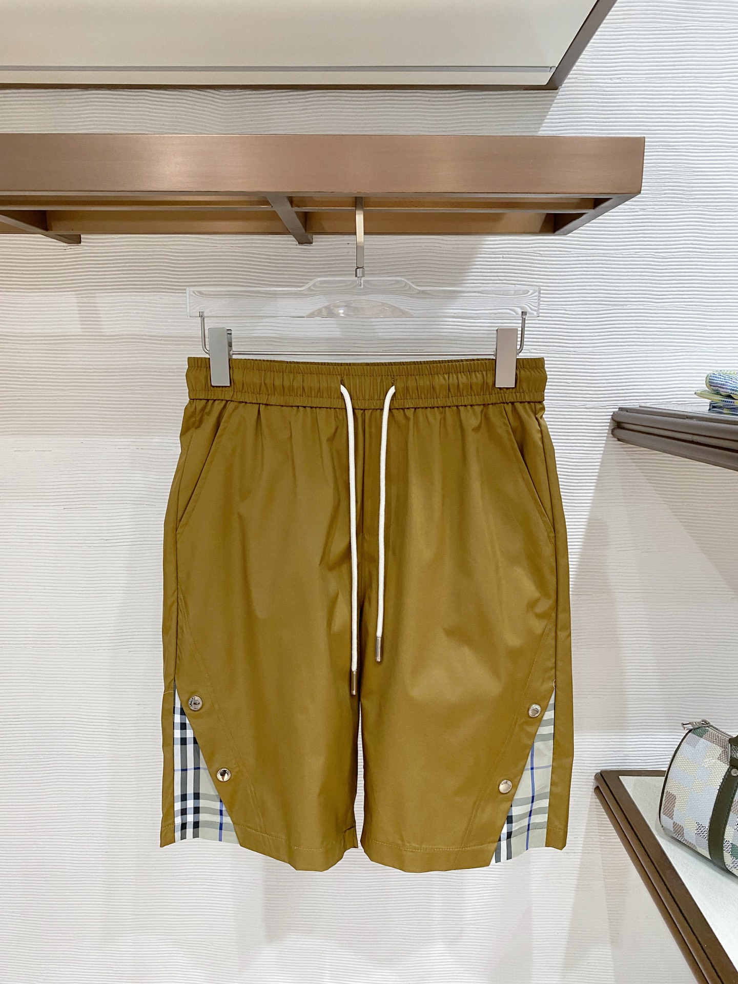 NO:775291,Burberry's three-standard complete 2026 new summer men's casual shorts, advanced custom-made breathable fabrics, extremely breathable, elastic and comfortable, impeccable details, top-grade accessories, original logo design concept, delicate and soft feel!  The upper body fit is awesome!  Sizes M-XXXL, please state your height and weight when ordering, burberry, shorts,19860909巴宝莉 三标齐全 2026夏季新款男士休闲短裤,高级定制面料透气面料 透气弹力舒适度极高,细节无可挑剔,顶级辅料配备,原版logo设计理念,手感细腻柔软！上身版型超赞！尺码M-XXXL下单报身高体重,,burberry,shorts,,Men's clothing